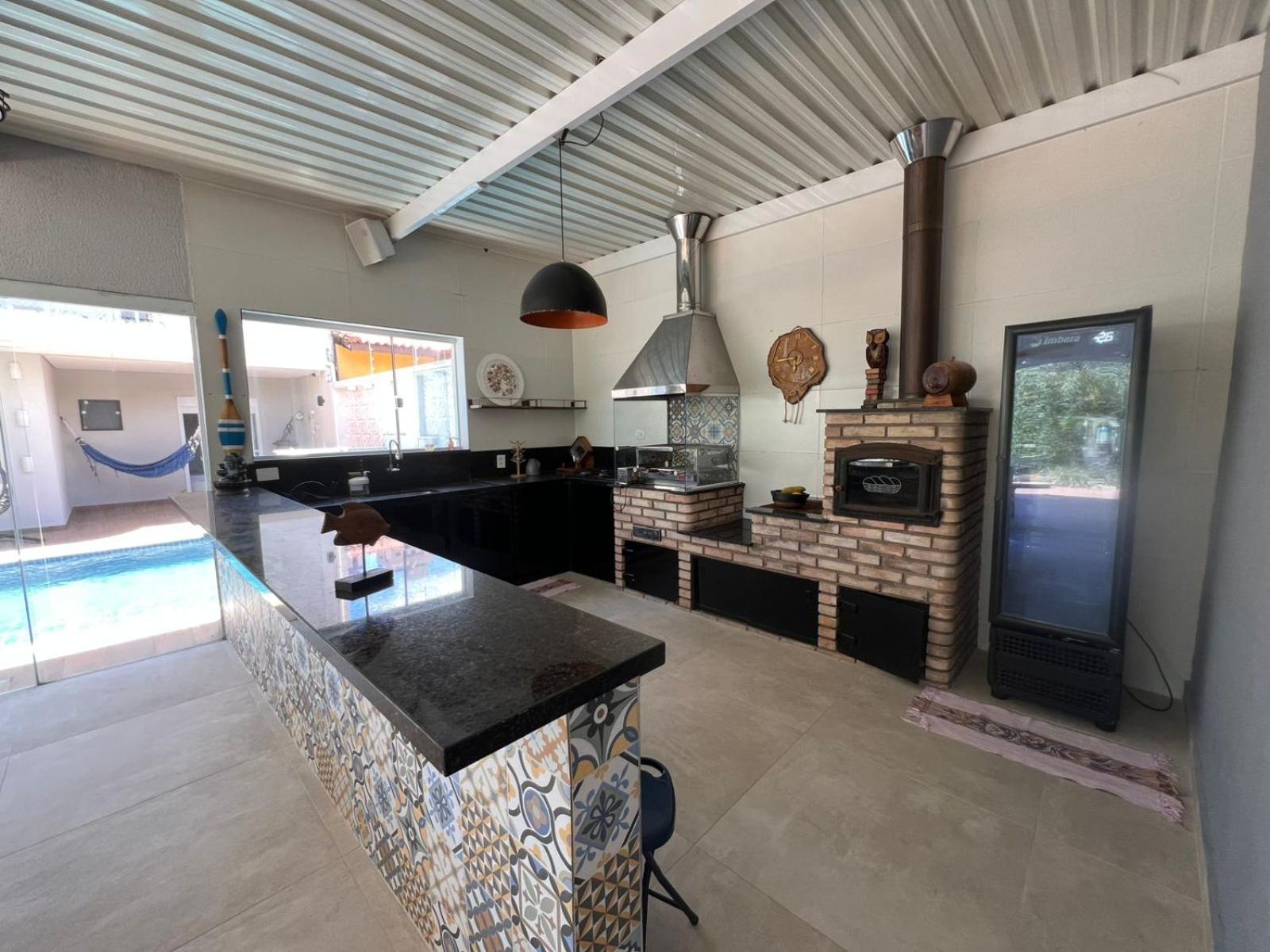 Pé na areia à 50m da Praia com Piscina, Churrasqueira, 5 quartos e 3 Vg de garagem,