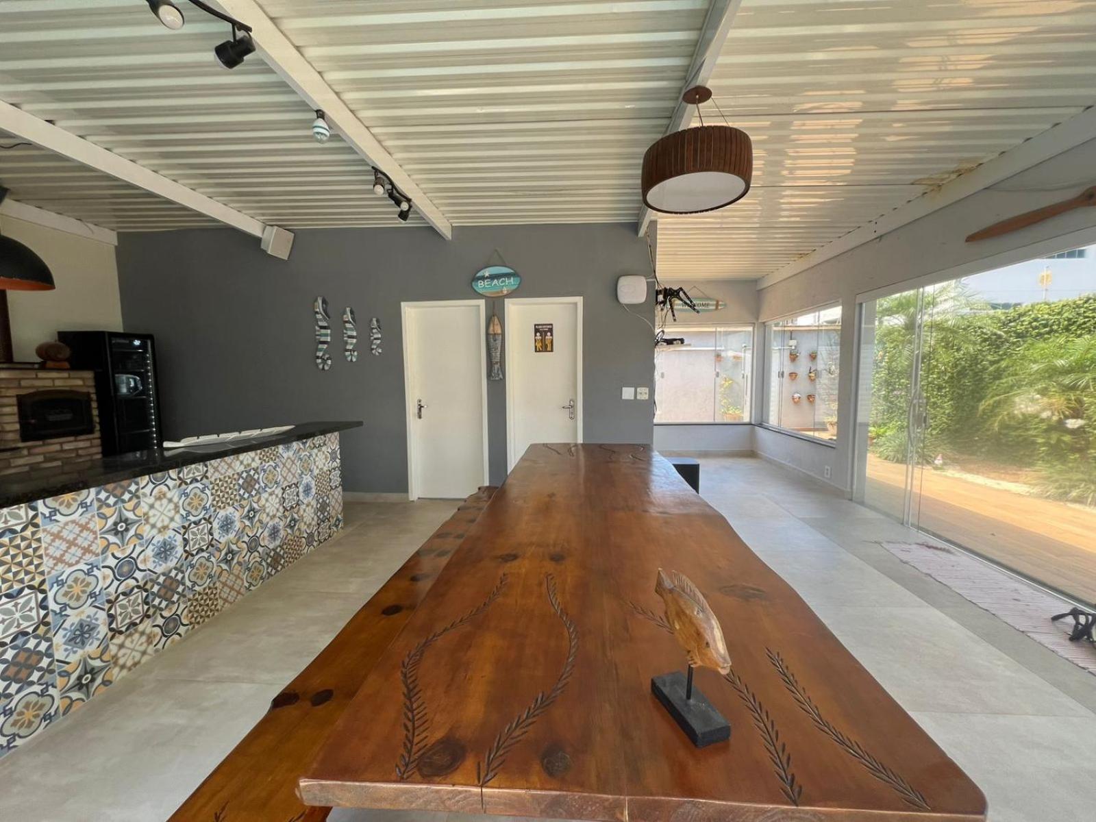 Pé na areia à 50m da Praia com Piscina, Churrasqueira, 5 quartos e 3 Vg de garagem,