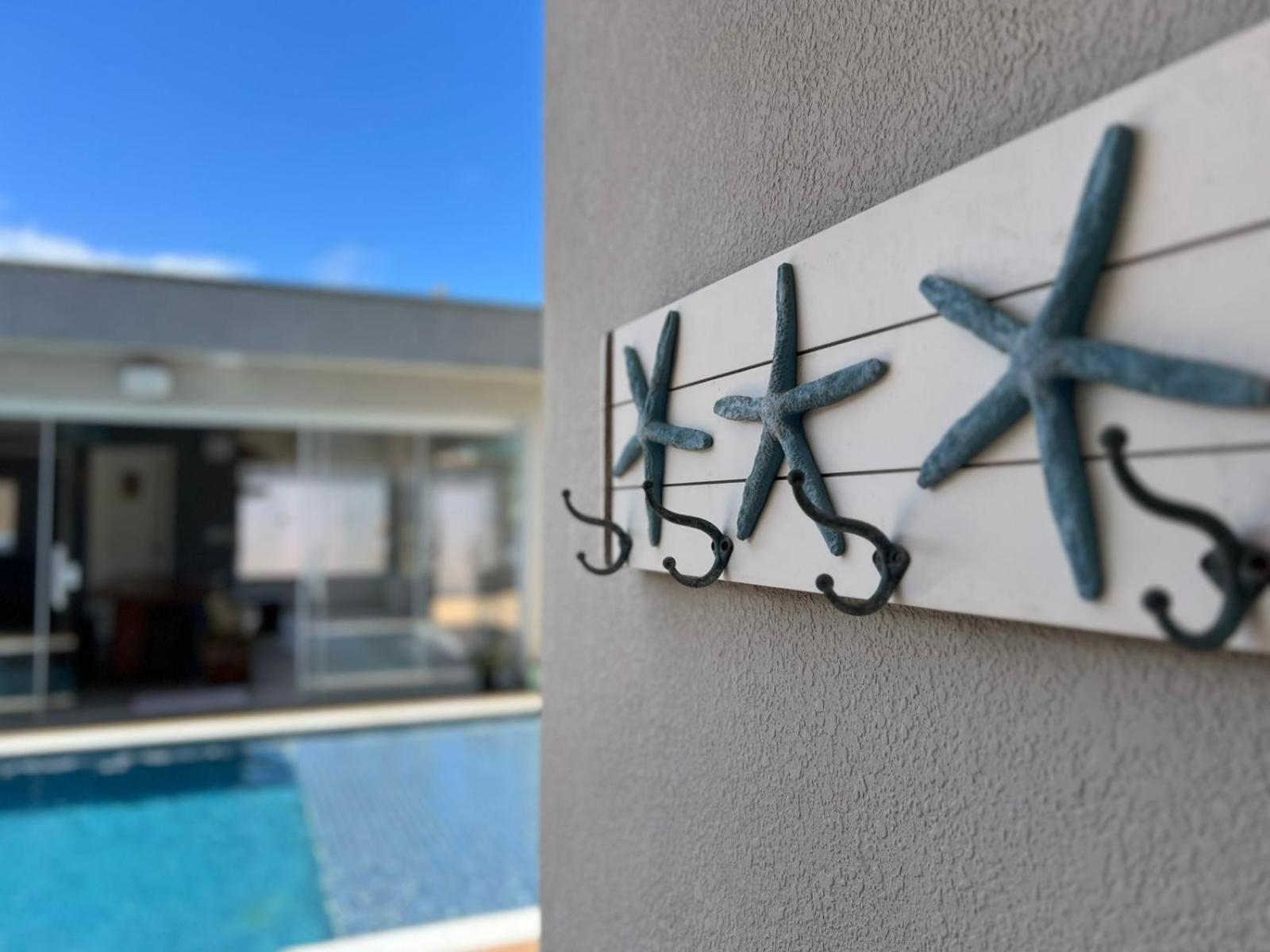 Pé na areia à 50m da Praia com Piscina, Churrasqueira, 5 quartos e 3 Vg de garagem,
