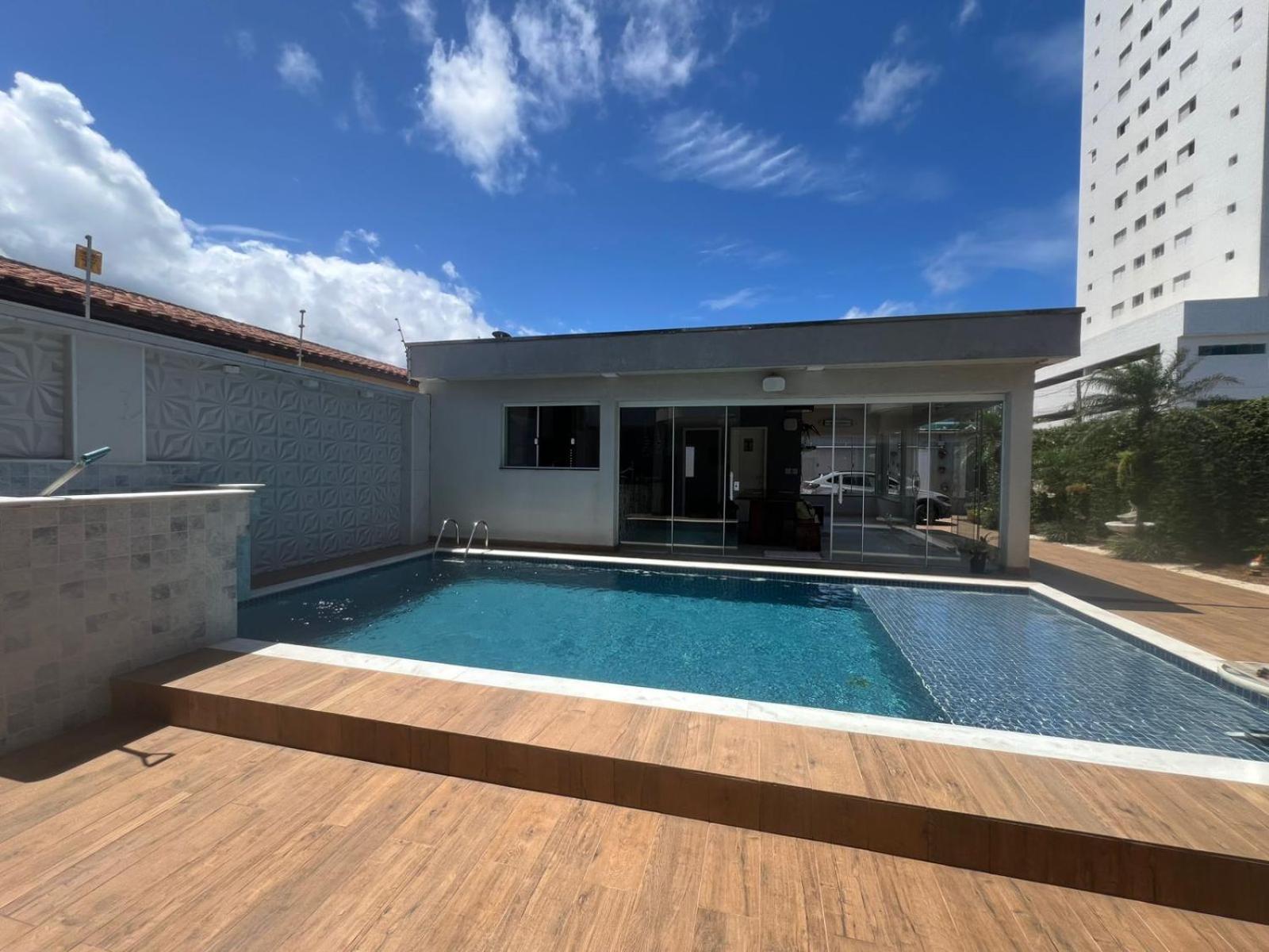 Pé na areia à 50m da Praia com Piscina, Churrasqueira, 5 quartos e 3 Vg de garagem,