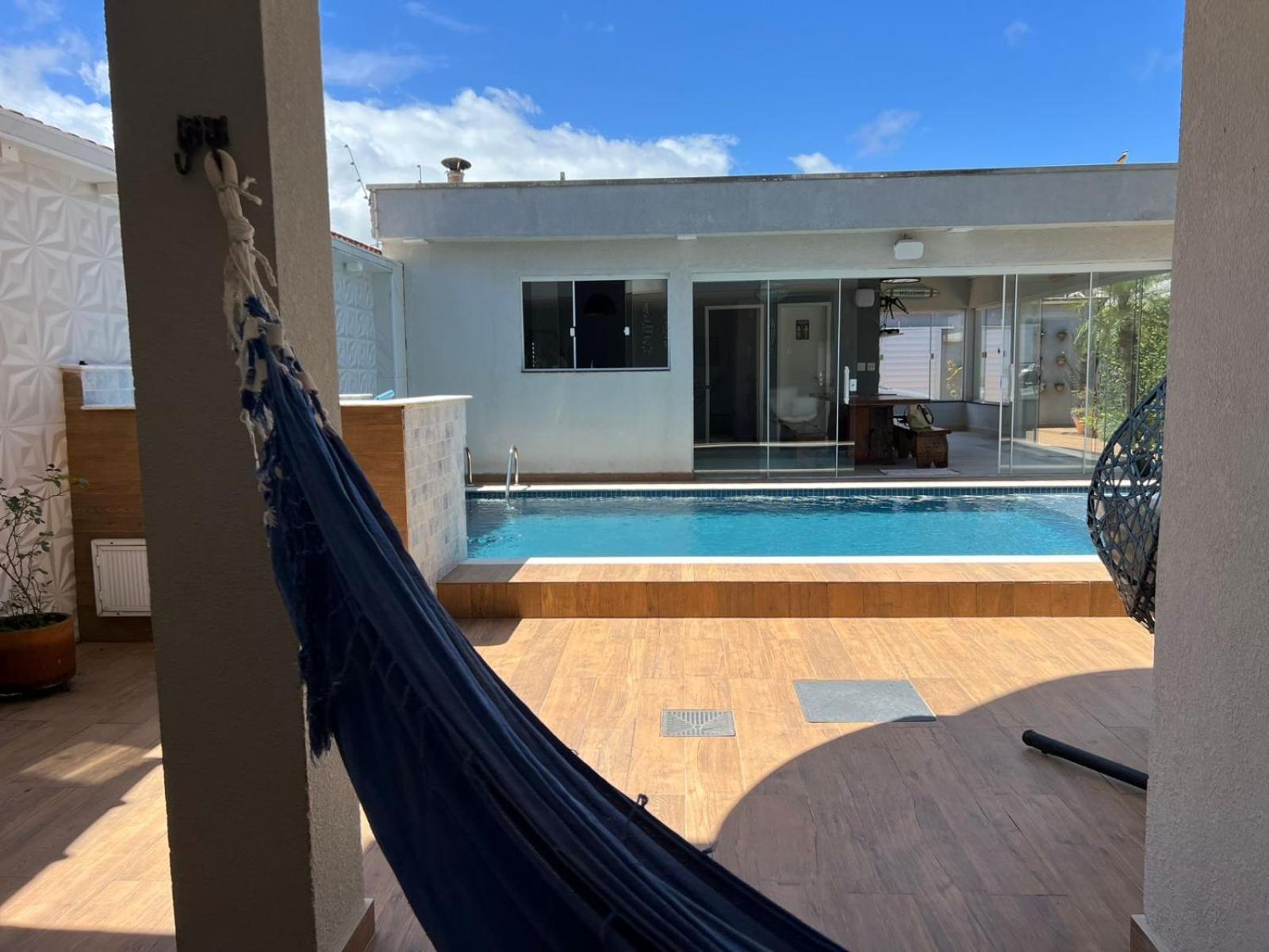 Pé na areia à 50m da Praia com Piscina, Churrasqueira, 5 quartos e 3 Vg de garagem,