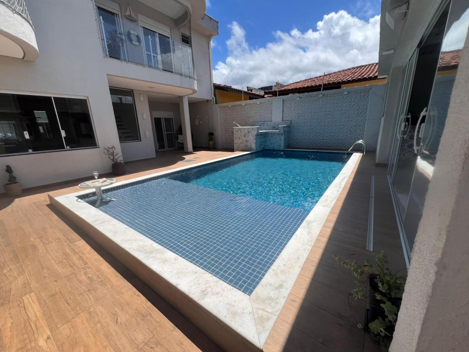 Pé na areia à 50m da Praia com Piscina, Churrasqueira, 5 quartos e 3 Vg de garagem,