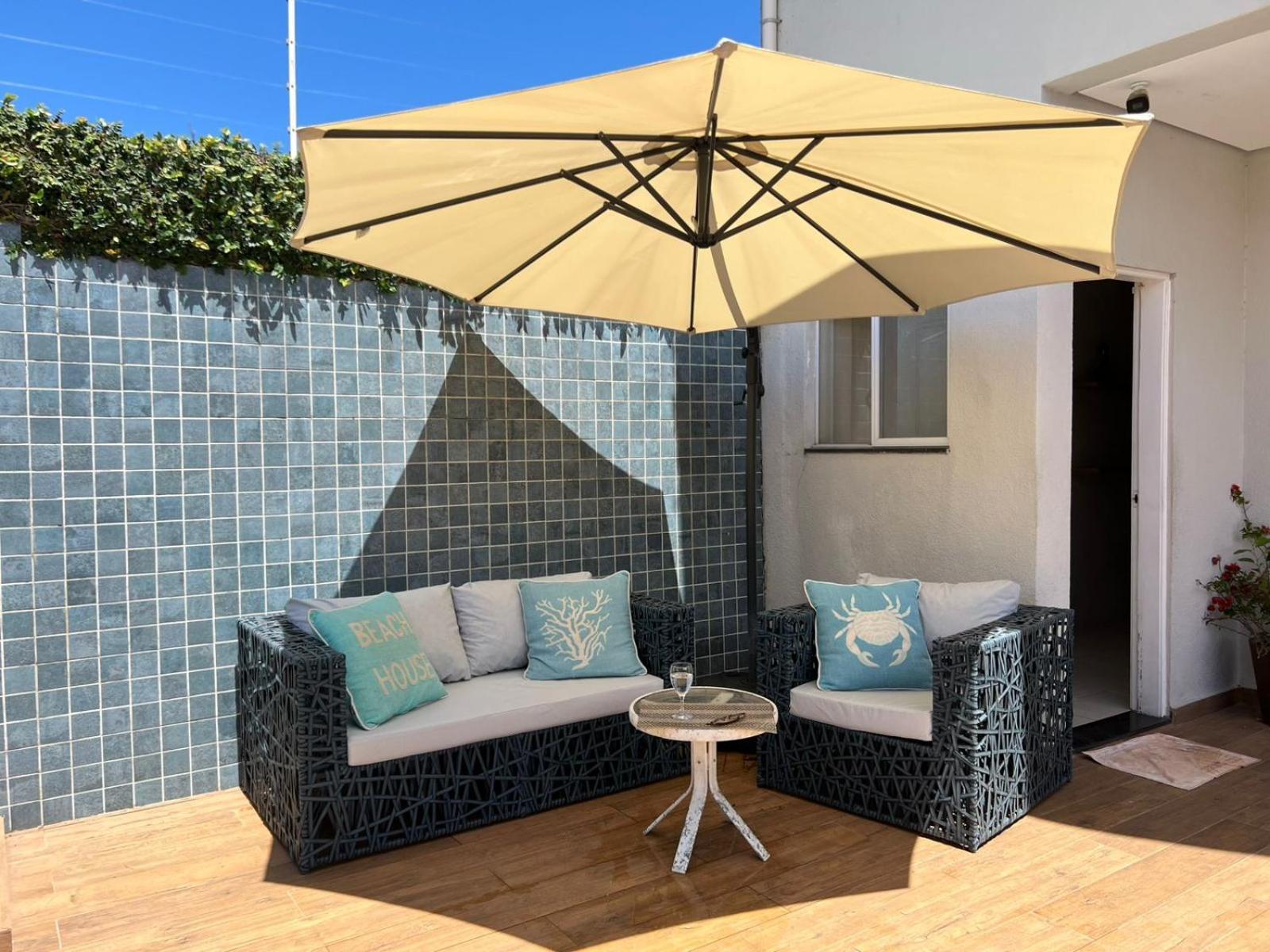 Pé na areia à 50m da Praia com Piscina, Churrasqueira, 5 quartos e 3 Vg de garagem,
