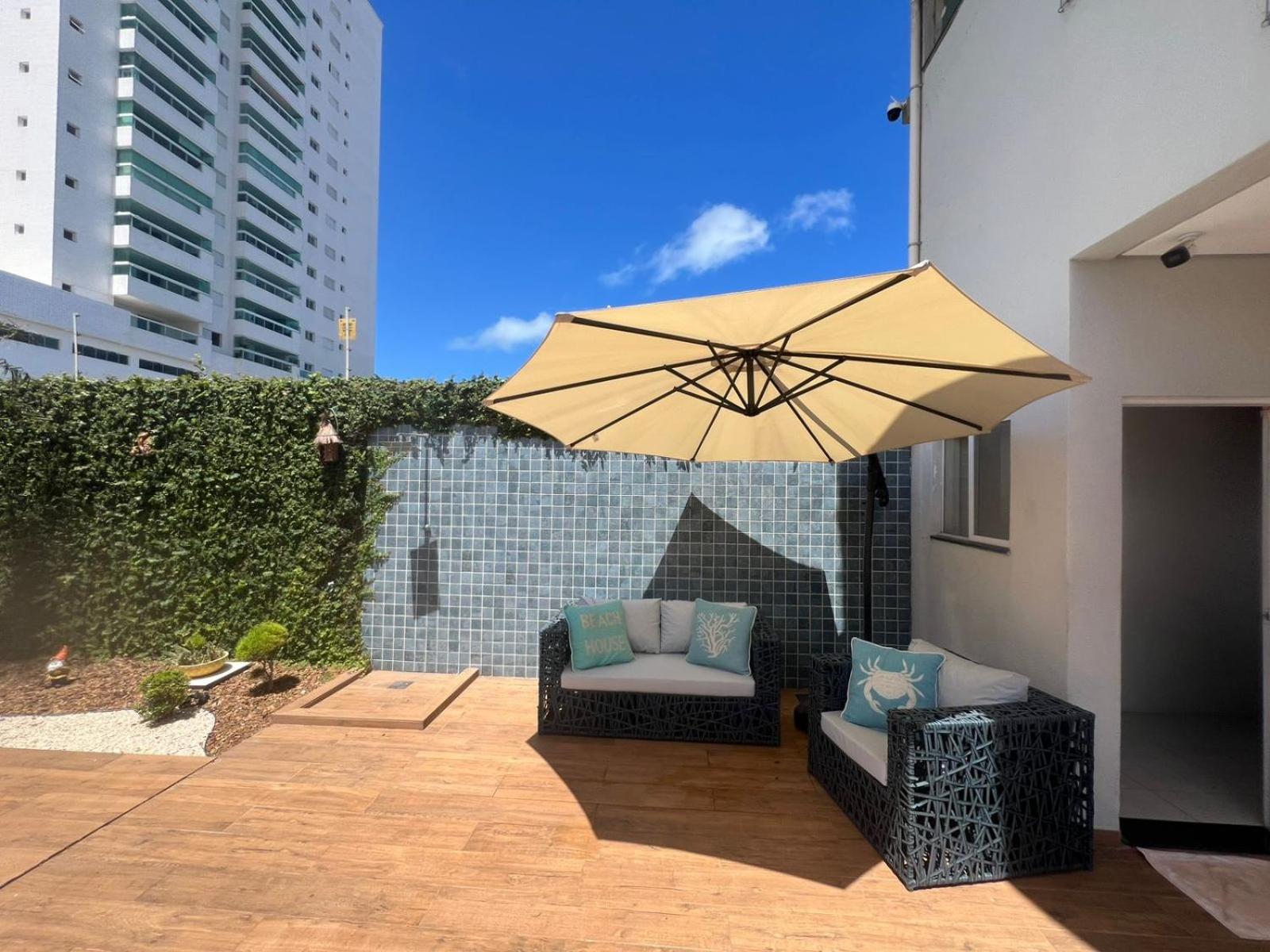 Pé na areia à 50m da Praia com Piscina, Churrasqueira, 5 quartos e 3 Vg de garagem,