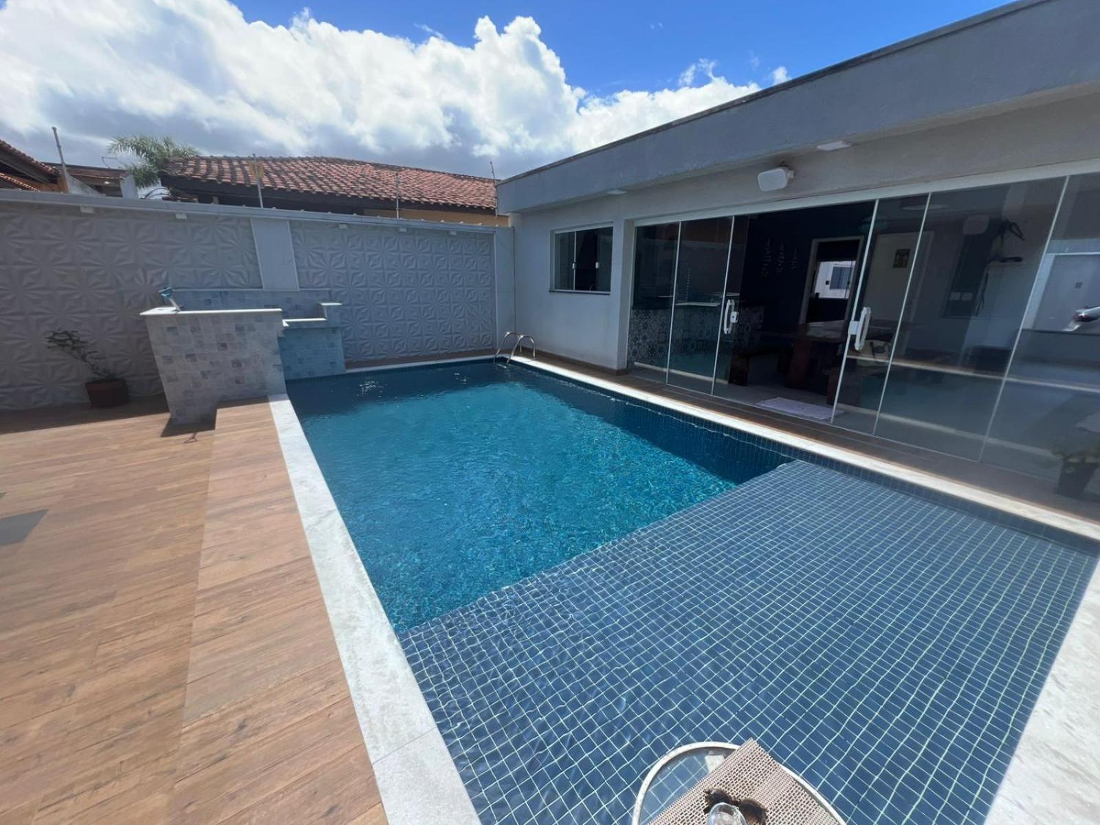 Pé na areia à 50m da Praia com Piscina, Churrasqueira, 5 quartos e 3 Vg de garagem,