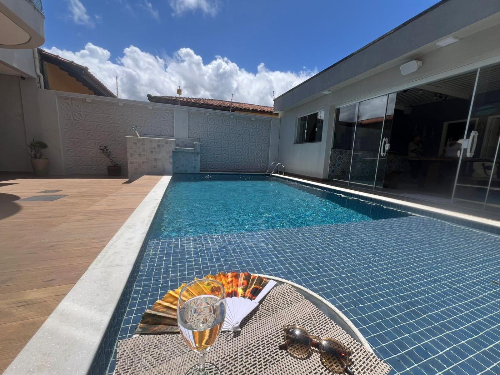 Pé na areia à 50m da Praia com Piscina, Churrasqueira, 5 quartos e 3 Vg de garagem,