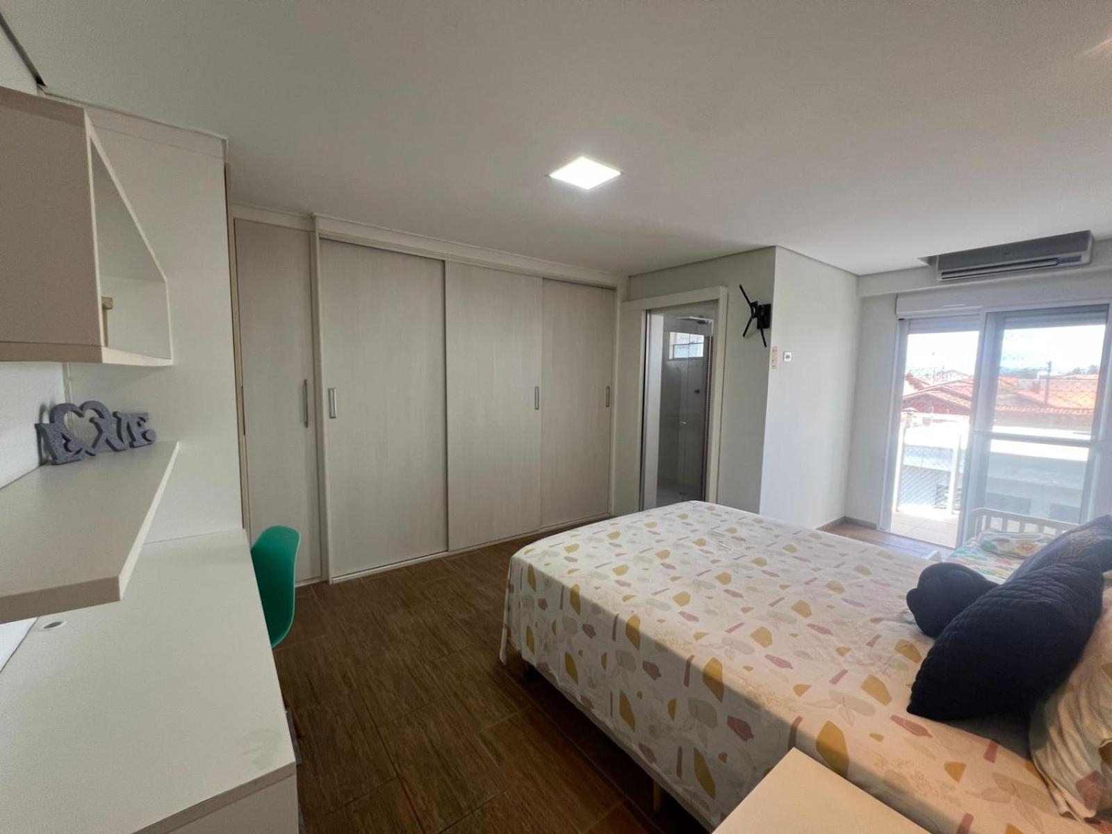 Pé na areia à 50m da Praia com Piscina, Churrasqueira, 5 quartos e 3 Vg de garagem,