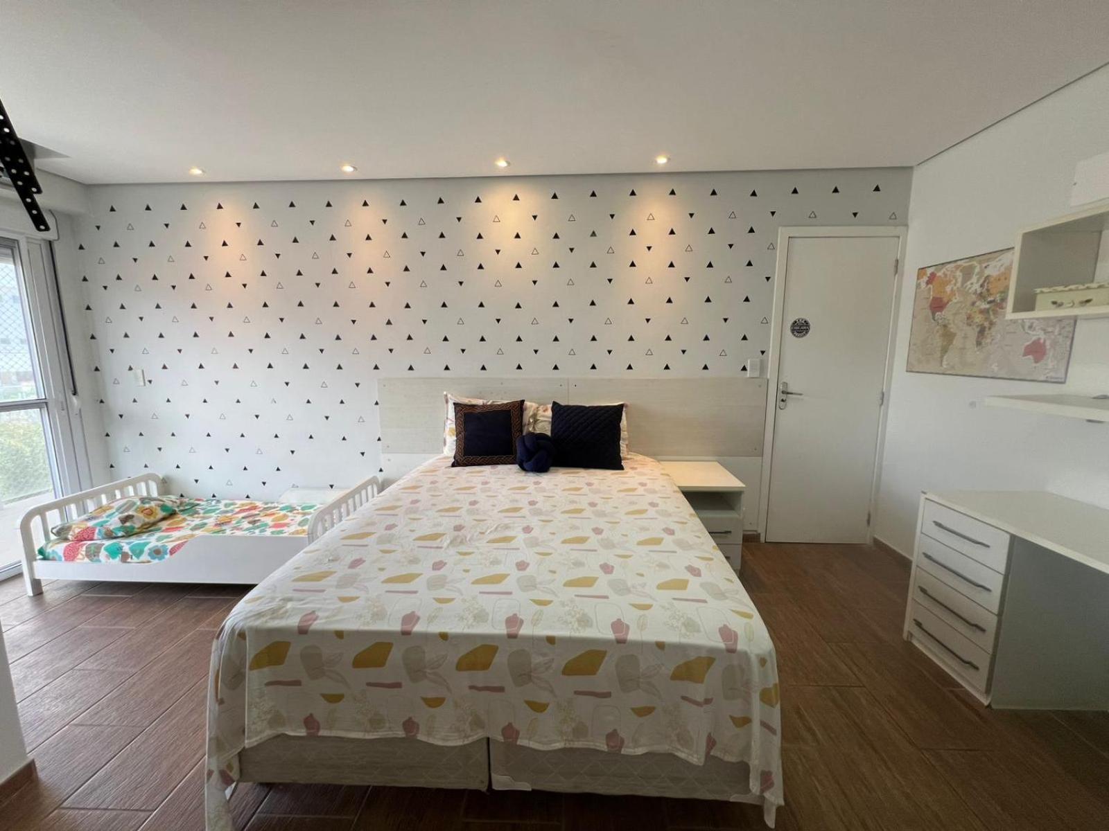 Pé na areia à 50m da Praia com Piscina, Churrasqueira, 5 quartos e 3 Vg de garagem,