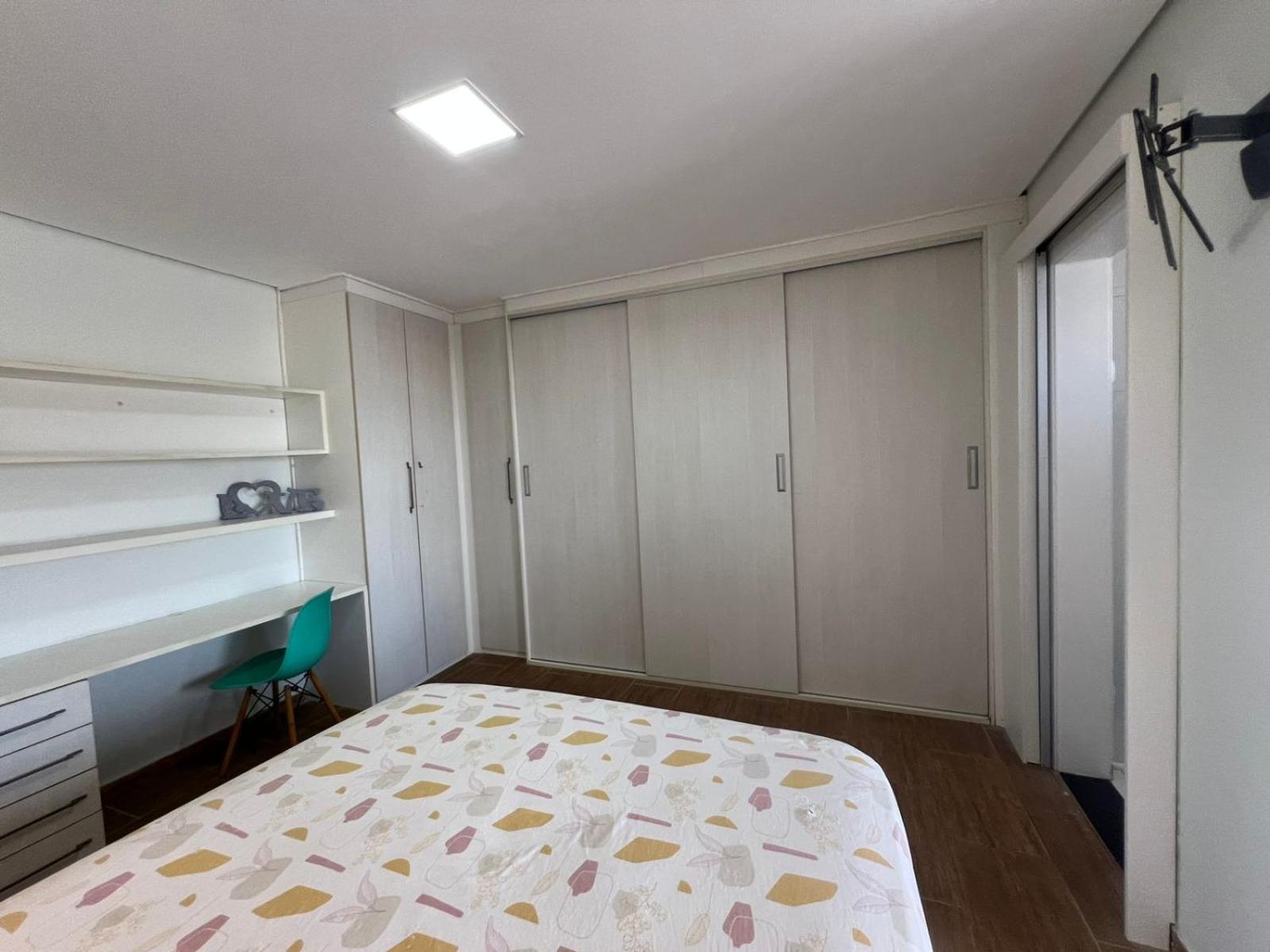 Pé na areia à 50m da Praia com Piscina, Churrasqueira, 5 quartos e 3 Vg de garagem,