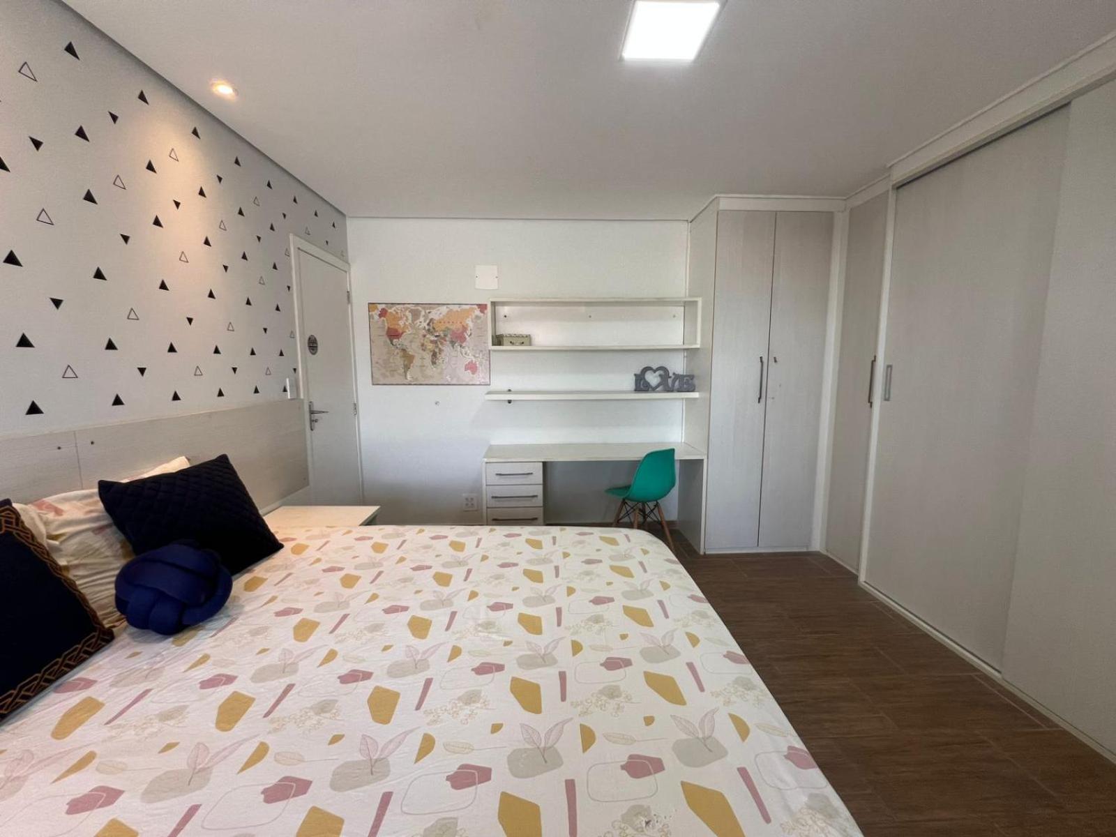 Pé na areia à 50m da Praia com Piscina, Churrasqueira, 5 quartos e 3 Vg de garagem,