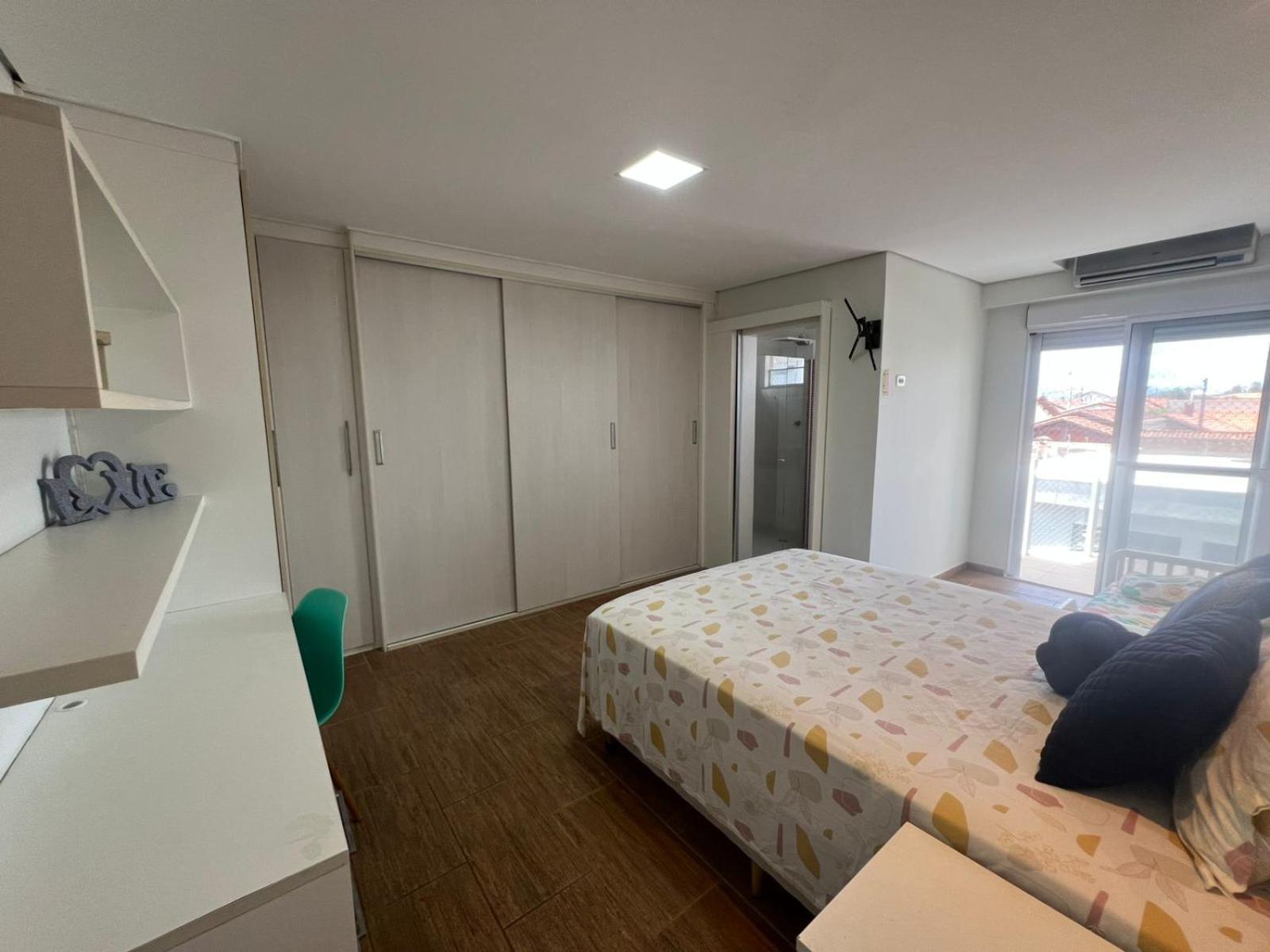 Pé na areia à 50m da Praia com Piscina, Churrasqueira, 5 quartos e 3 Vg de garagem,
