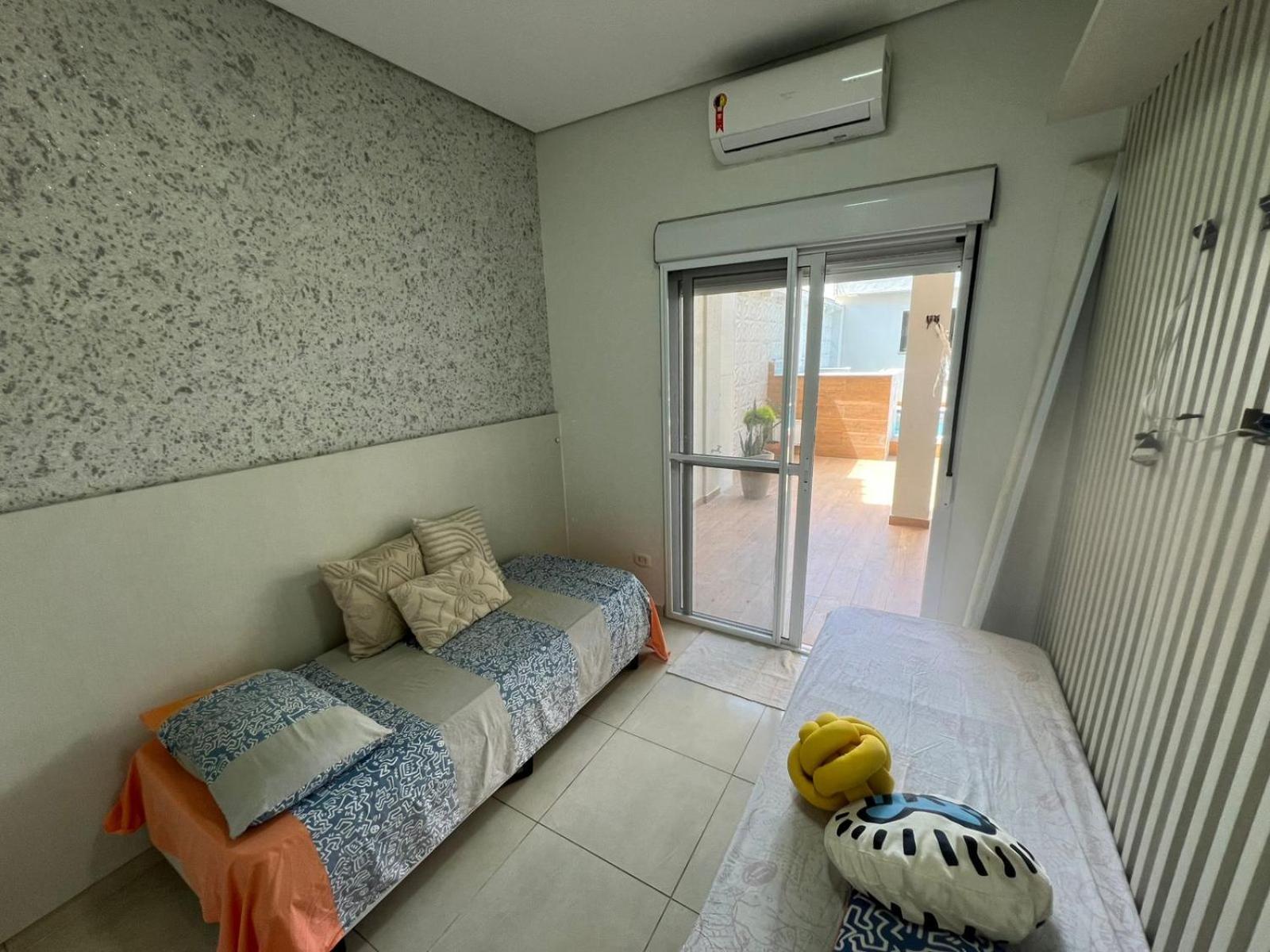Pé na areia à 50m da Praia com Piscina, Churrasqueira, 5 quartos e 3 Vg de garagem,