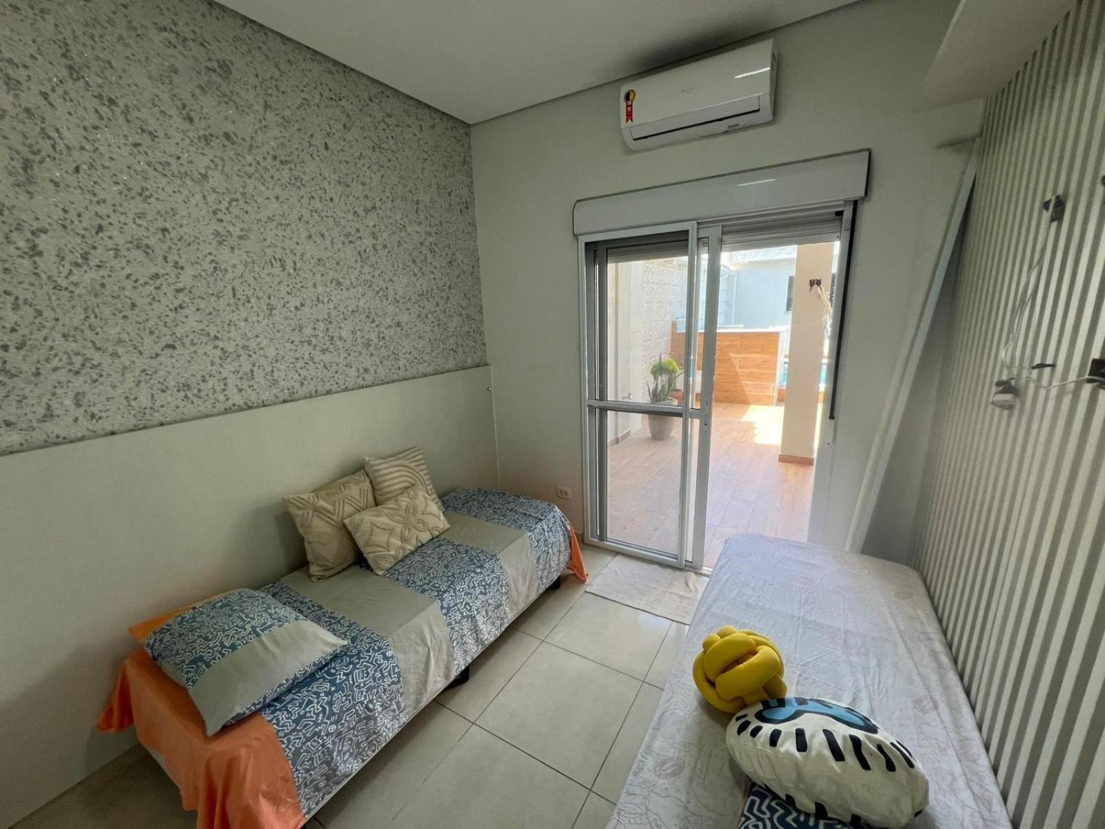 Pé na areia à 50m da Praia com Piscina, Churrasqueira, 5 quartos e 3 Vg de garagem,