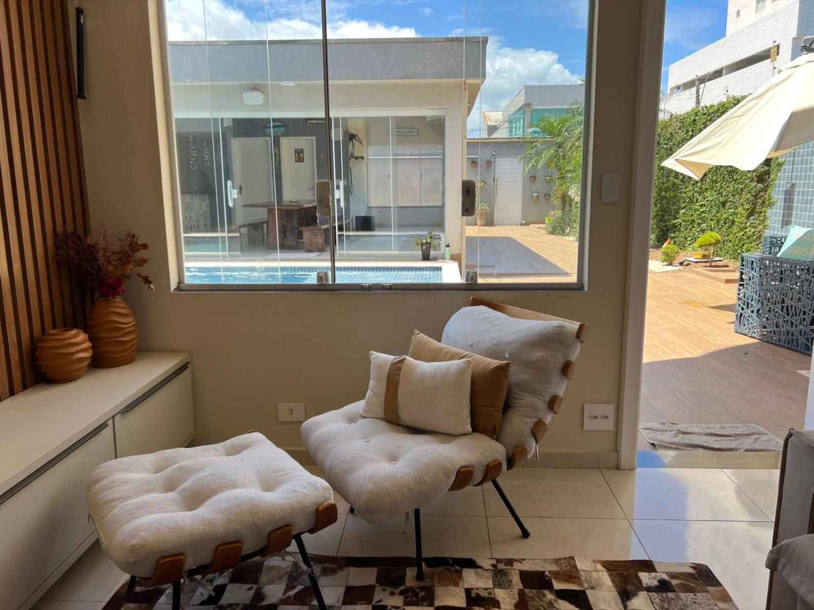 Pé na areia à 50m da Praia com Piscina, Churrasqueira, 5 quartos e 3 Vg de garagem,