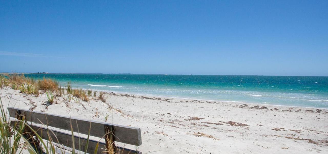 Lake Coogee Retreat - Spacious 4BR with Spa & Near Beach