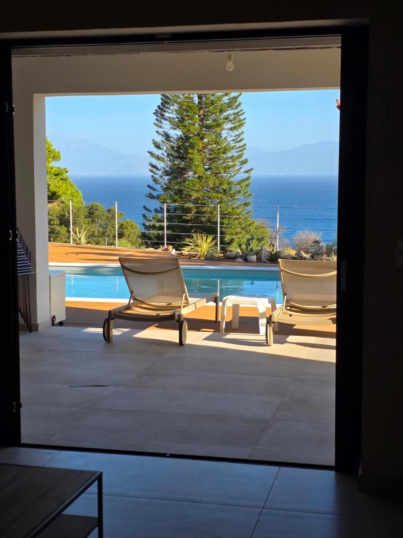 Romantic Pool Suite with Sea View Rastoni