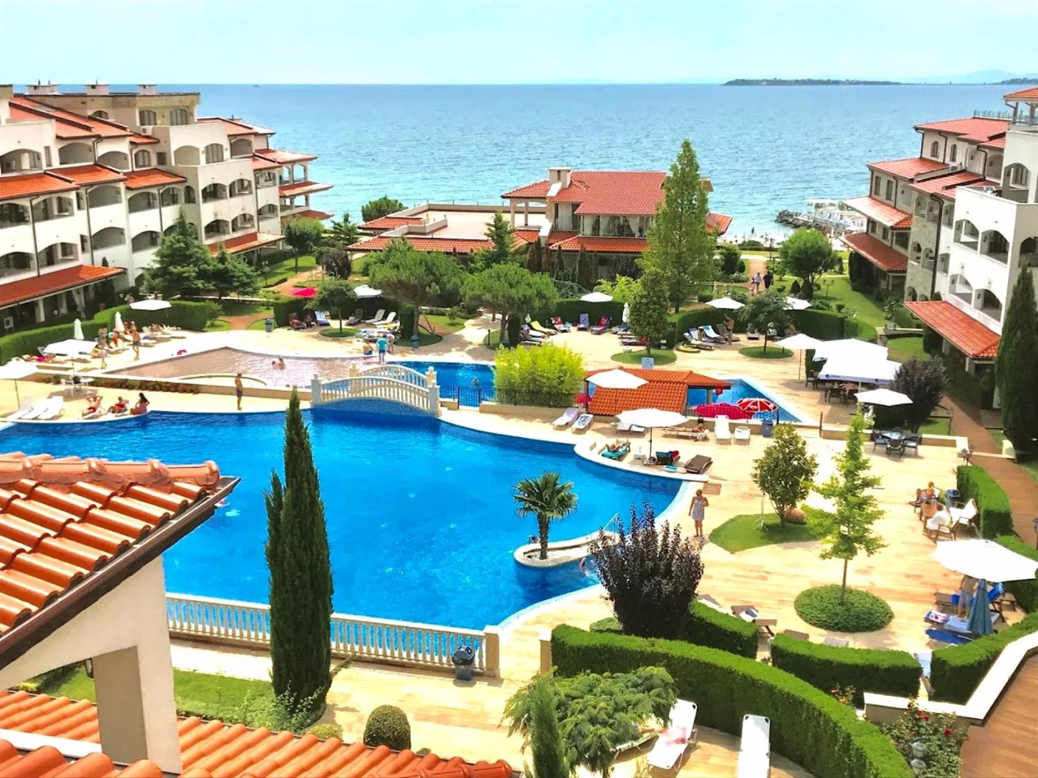 5-Star Spacious Beachfront Studio