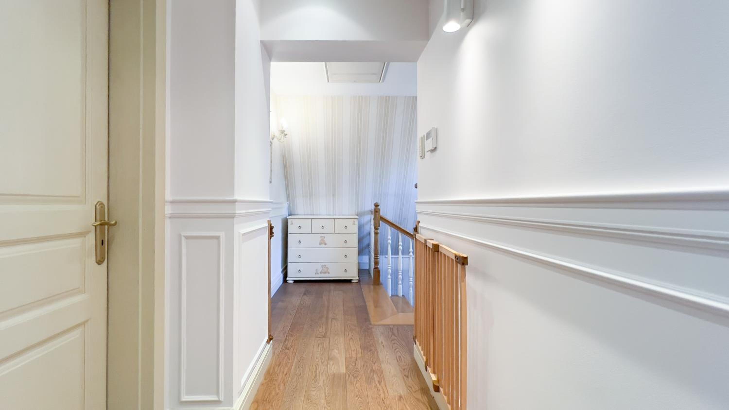Golden Villas - Elegant Family Villa with Garden near Krakow
