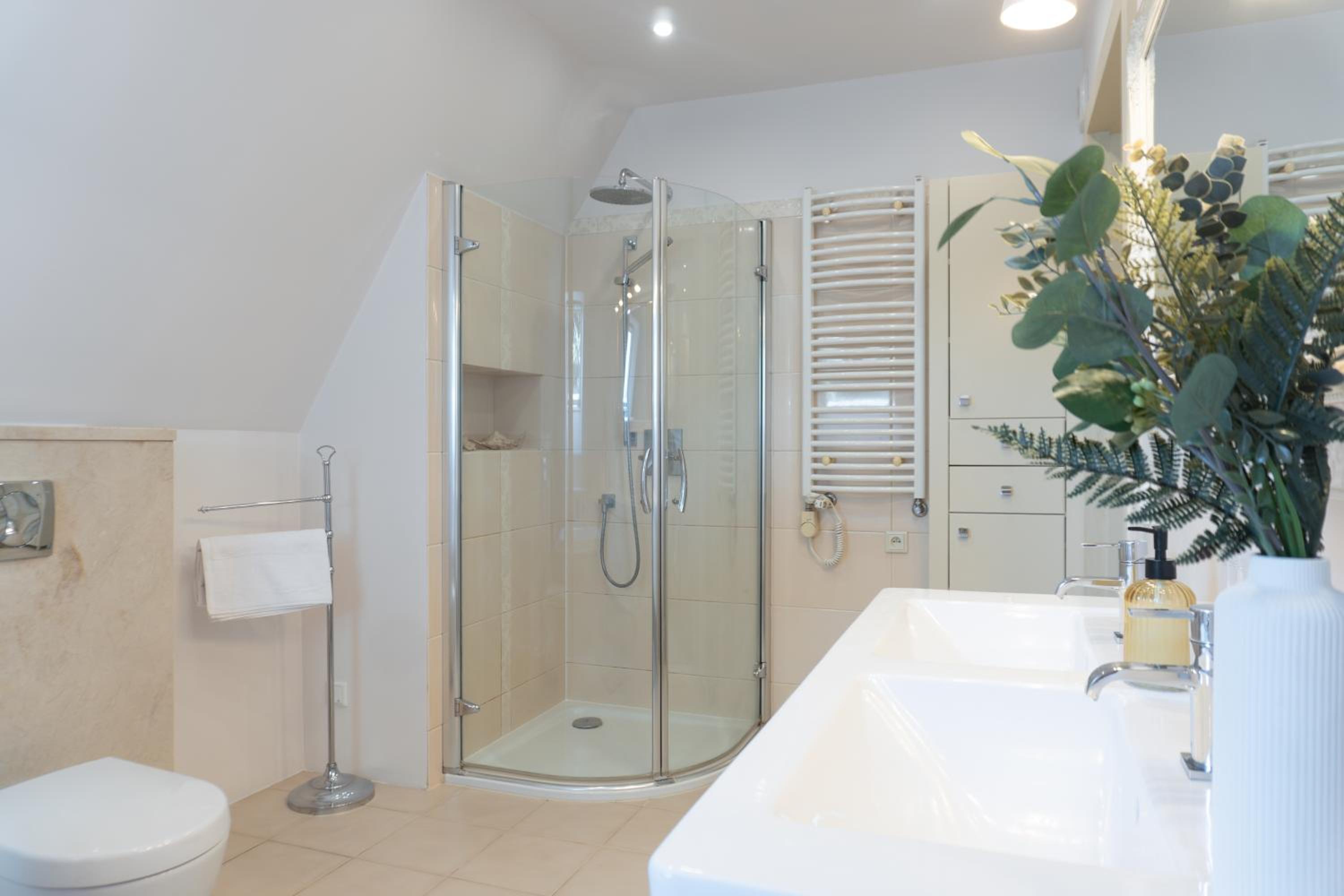 Golden Villas - Elegant Family Villa with Garden near Krakow