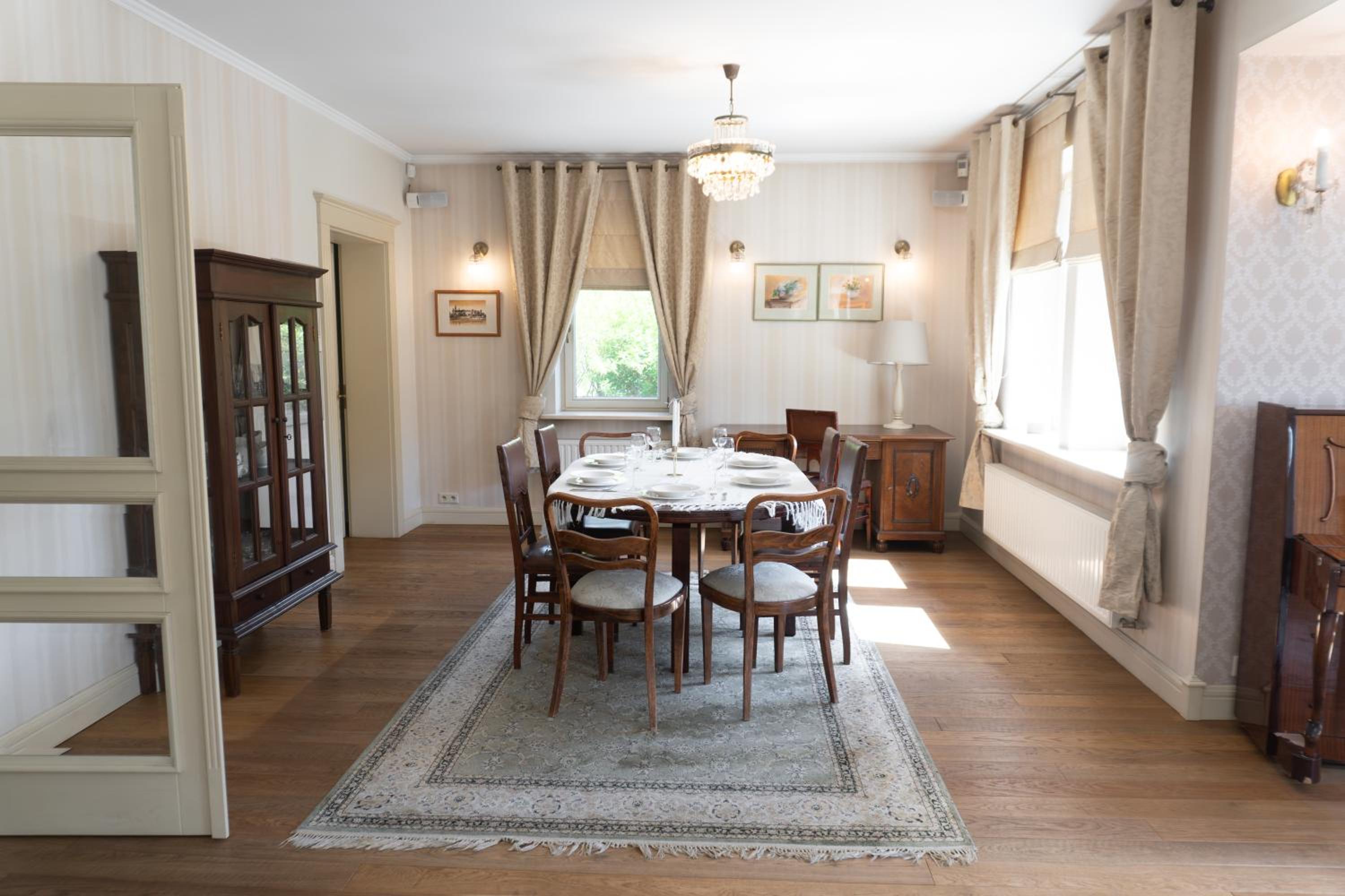 Golden Villas - Elegant Family Villa with Garden near Krakow