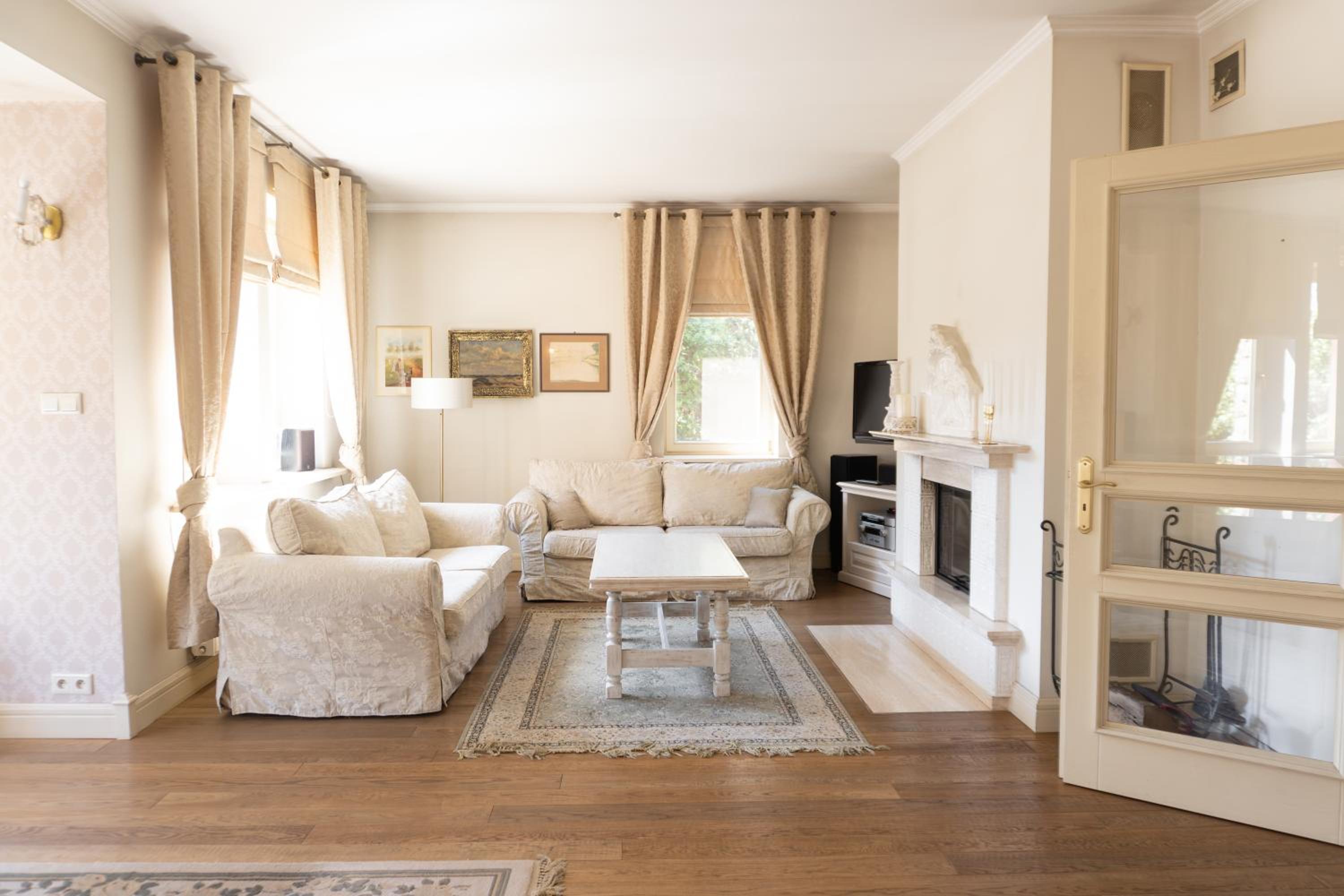 Golden Villas - Elegant Family Villa with Garden near Krakow