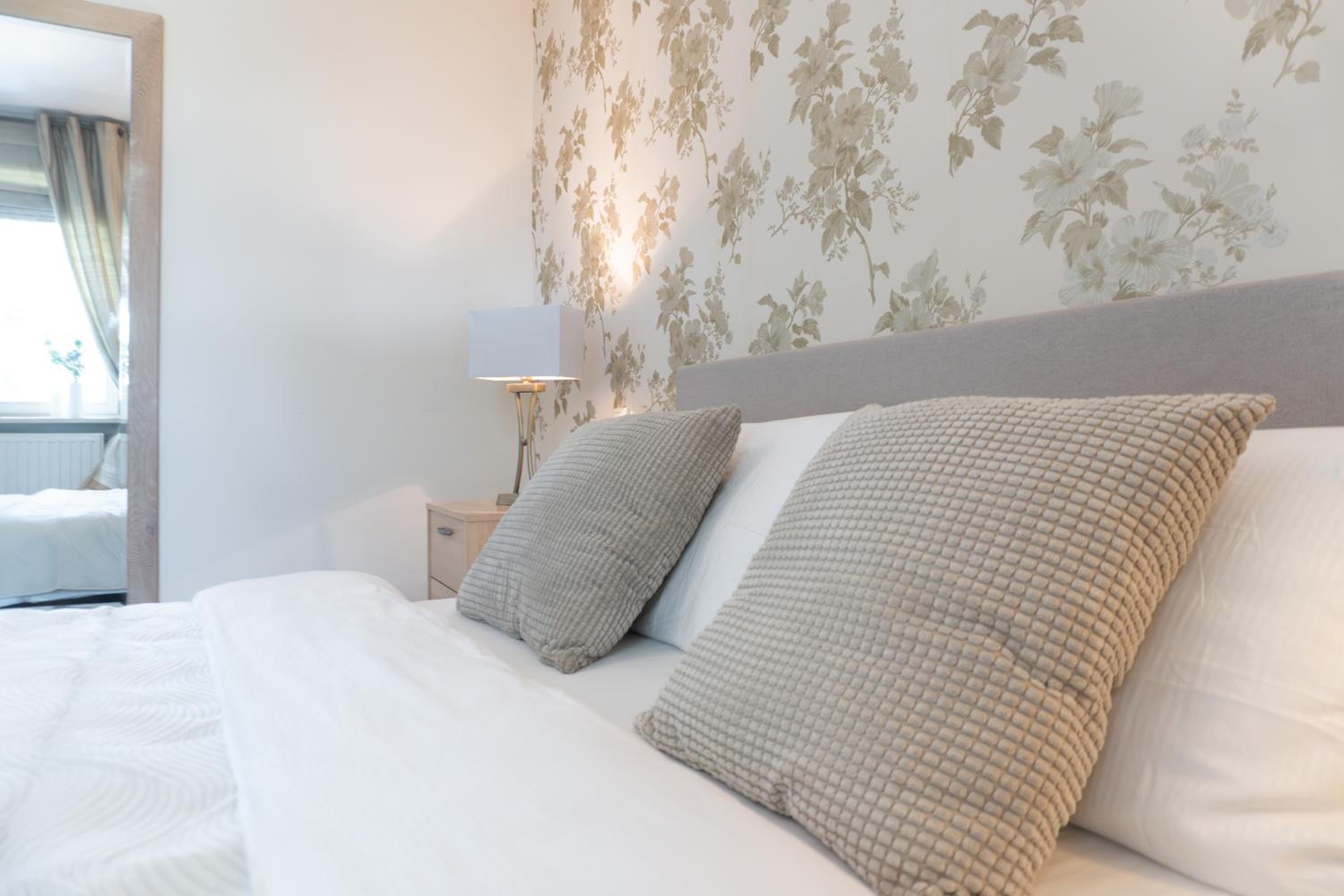 Golden Villas - Elegant Family Villa with Garden near Krakow