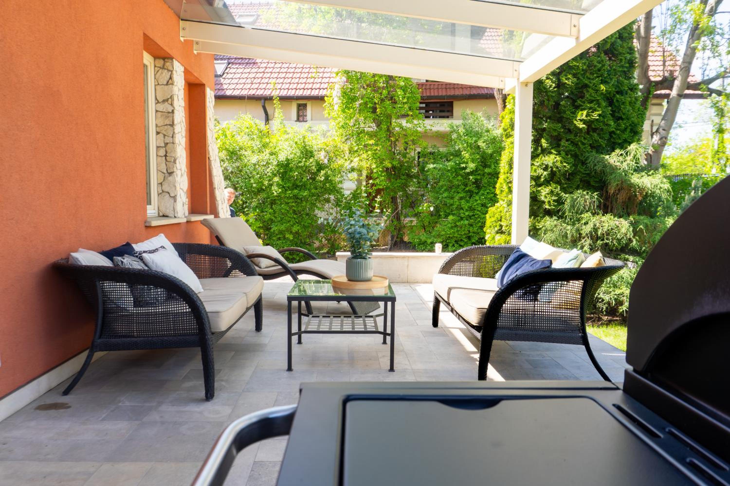 Golden Villas - Elegant Family Villa with Garden near Krakow
