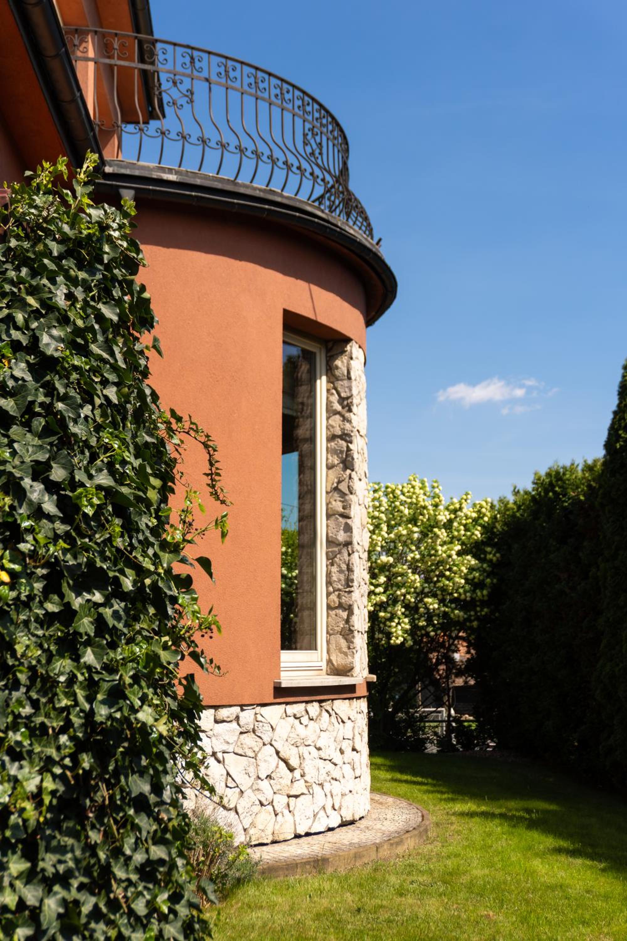 Golden Villas - Elegant Family Villa with Garden near Krakow