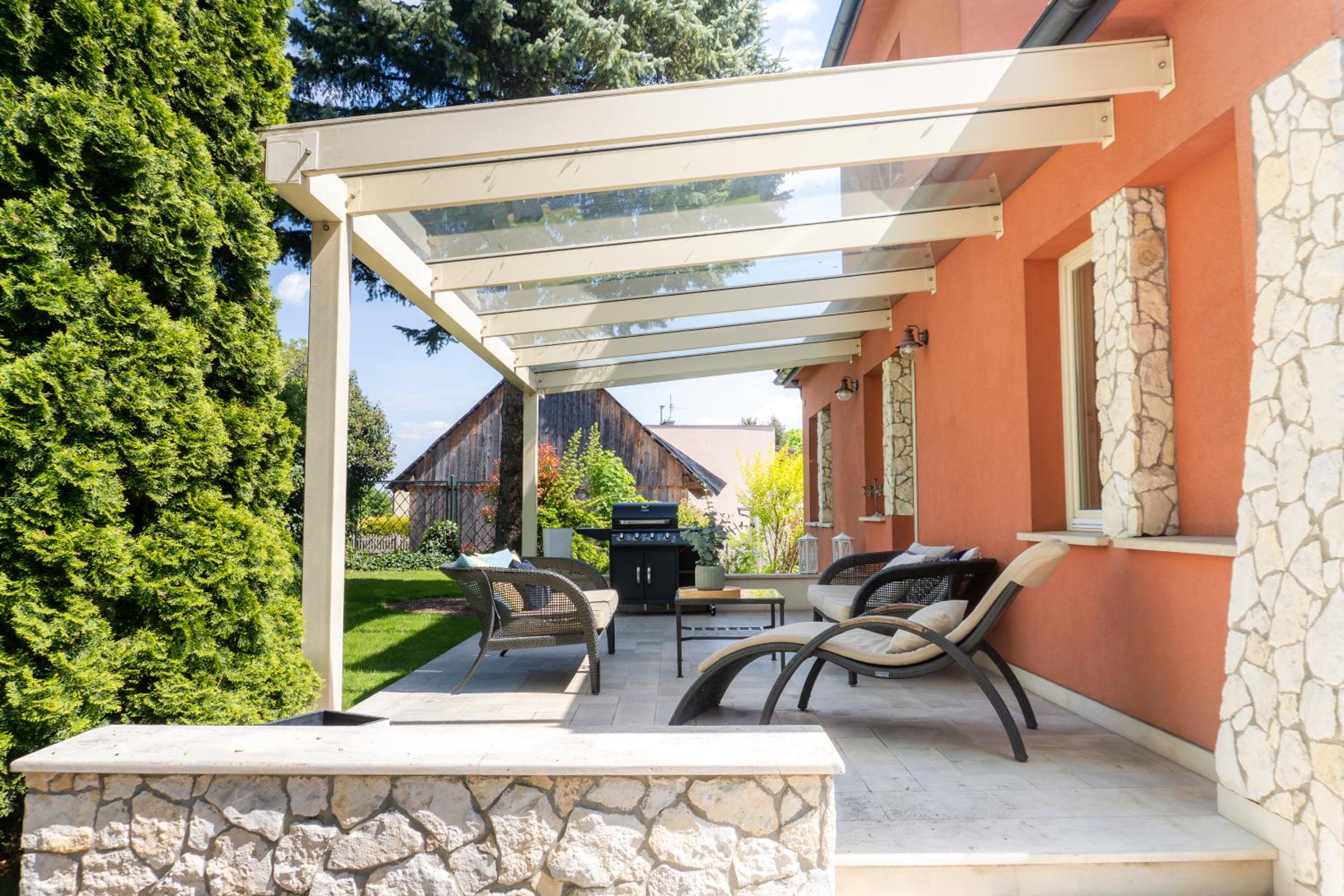 Golden Villas - Elegant Family Villa with Garden near Krakow