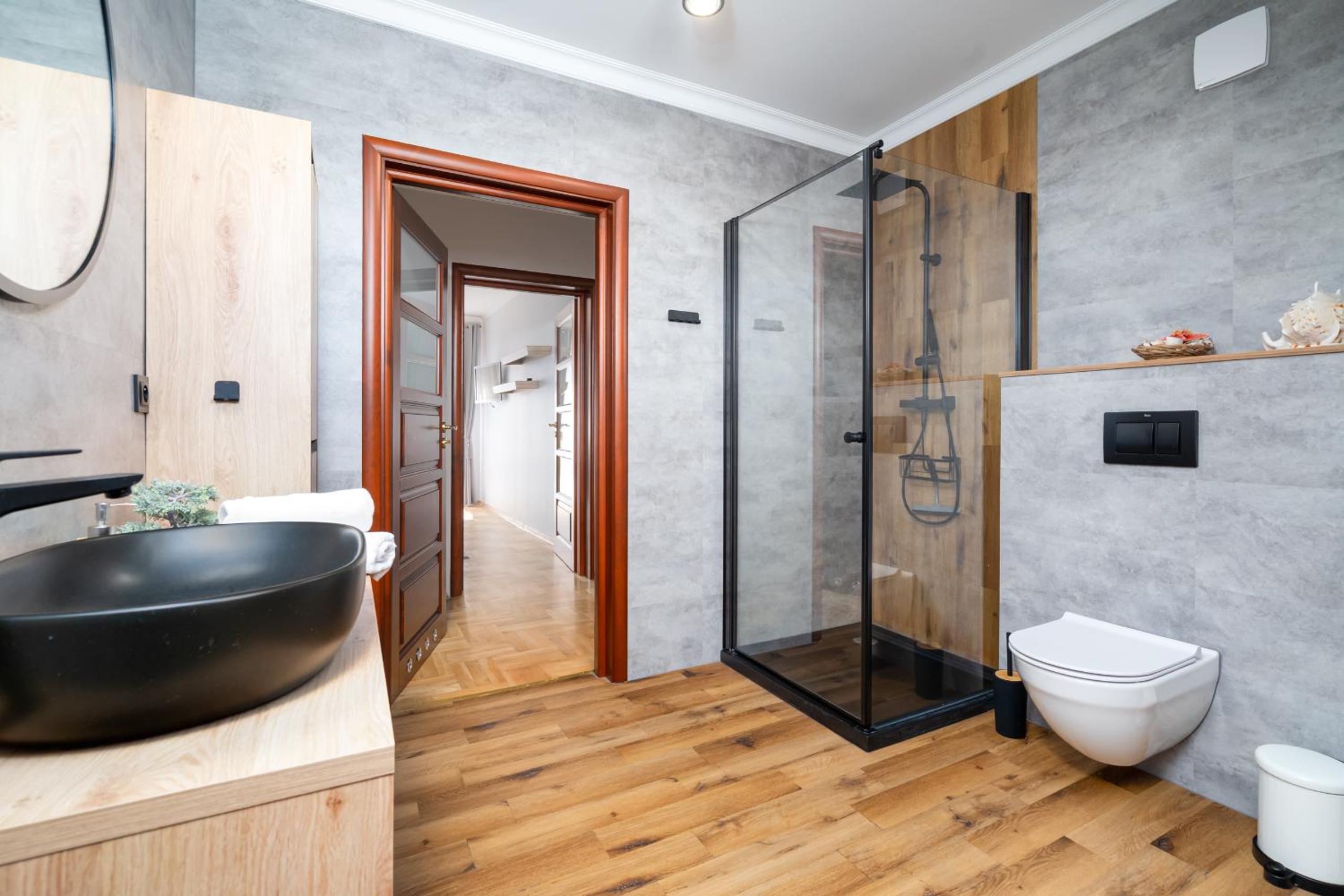 Golden Villas - Elegant Family Villa with Garden near Warsaw