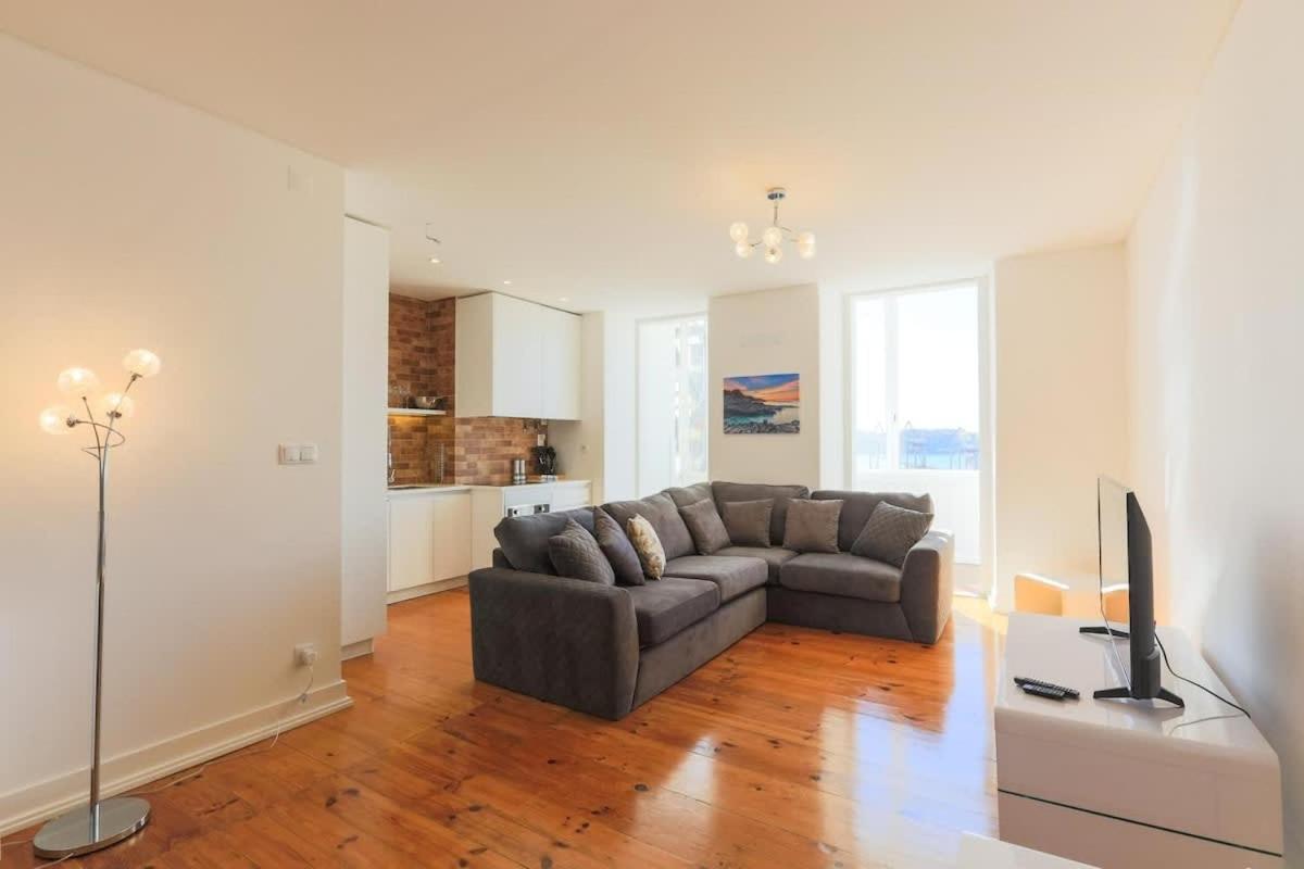 Airy Lapa 2 BR River and Bridge Views AC