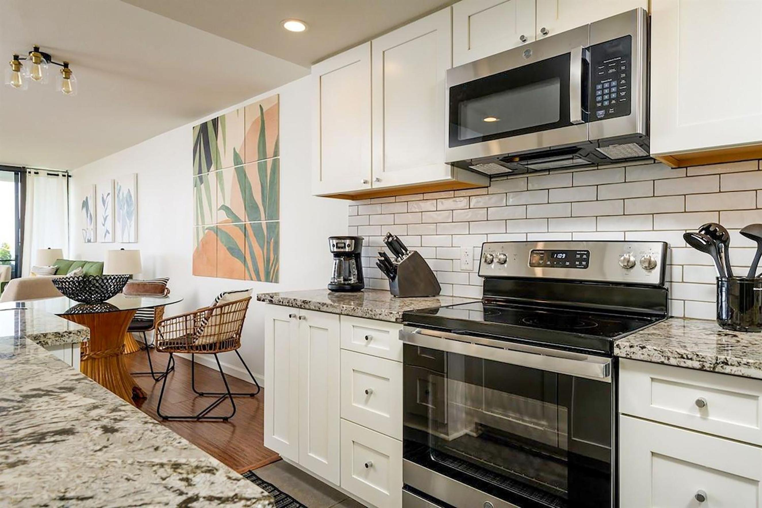 Oceanfront Lauloa 106 - Ground Floor, Modern Renovation, Split-AC, Walk to Beach