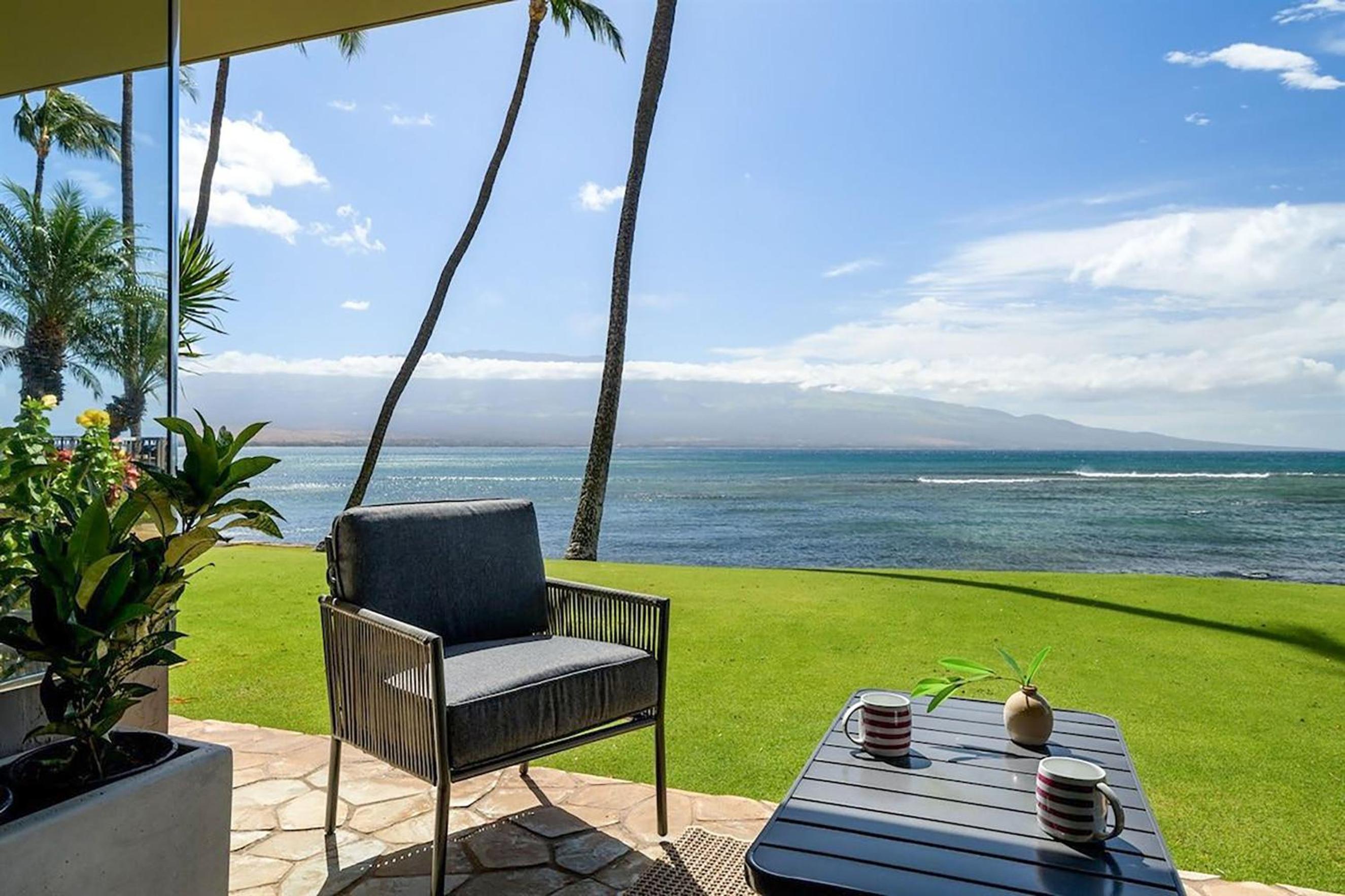 Oceanfront Lauloa 106 - Ground Floor, Modern Renovation, Split-AC, Walk to Beach