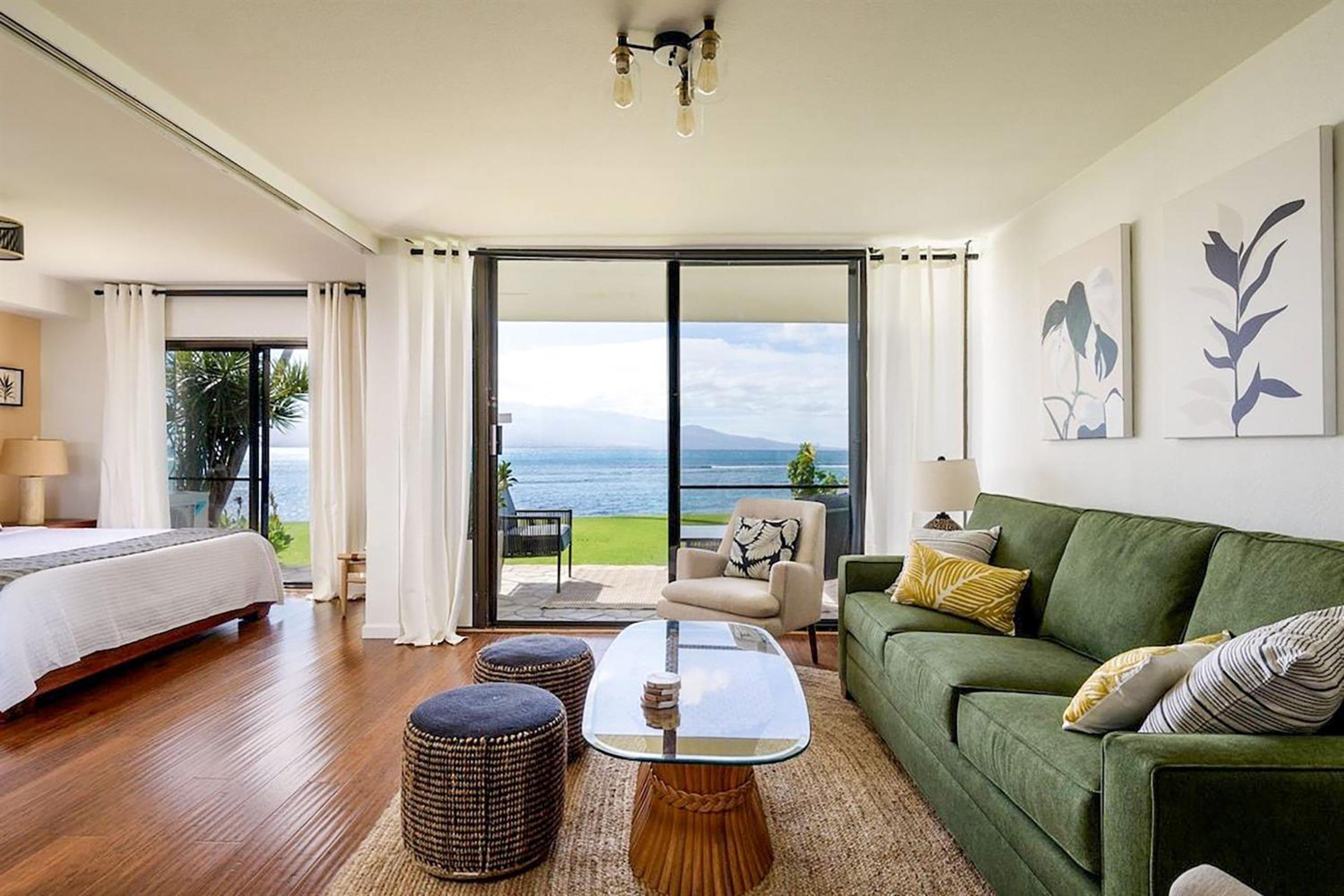 Oceanfront Lauloa 106 - Ground Floor, Modern Renovation, Split-AC, Walk to Beach
