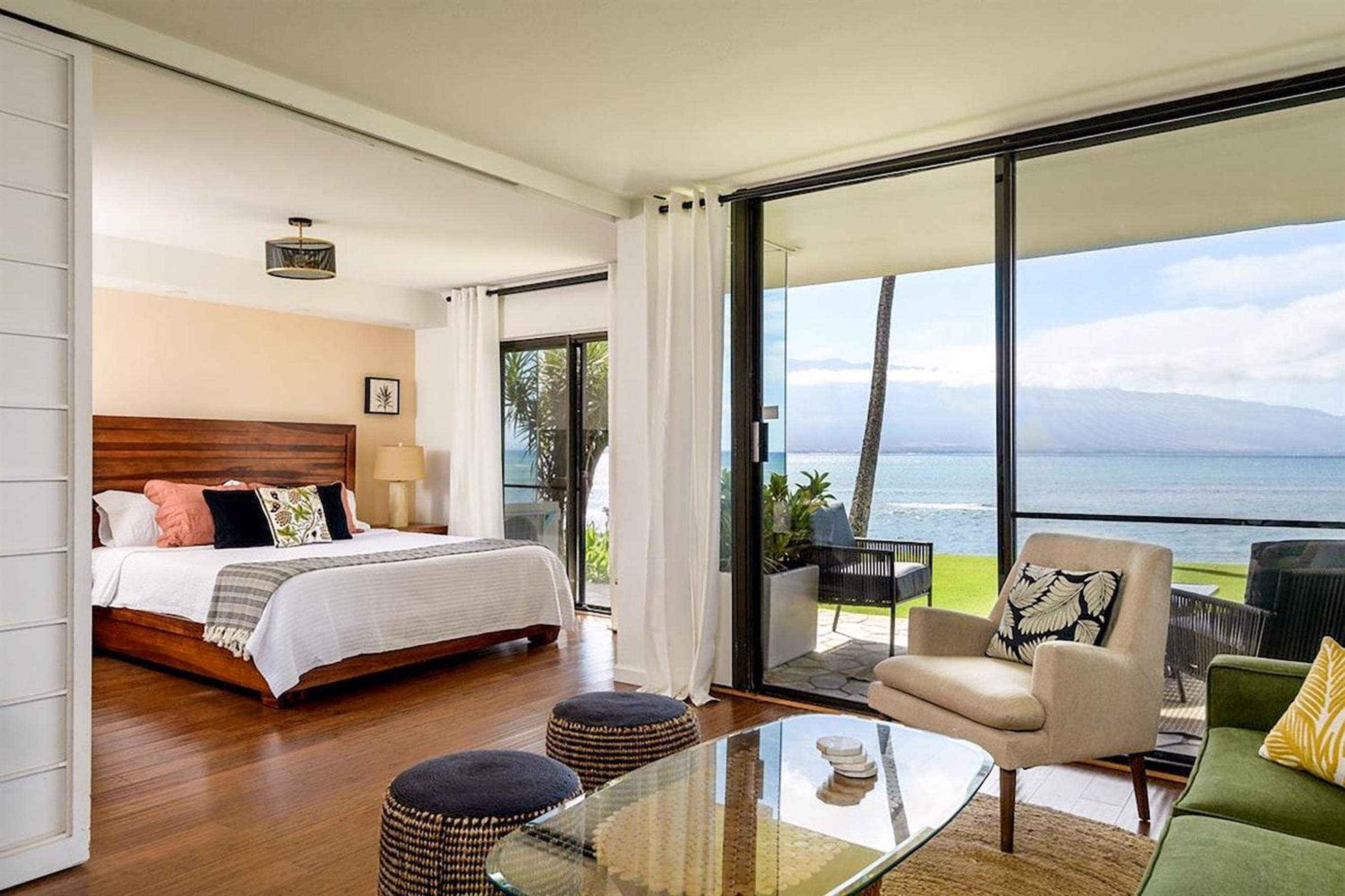 Oceanfront Lauloa 106 - Ground Floor, Modern Renovation, Split-AC, Walk to Beach