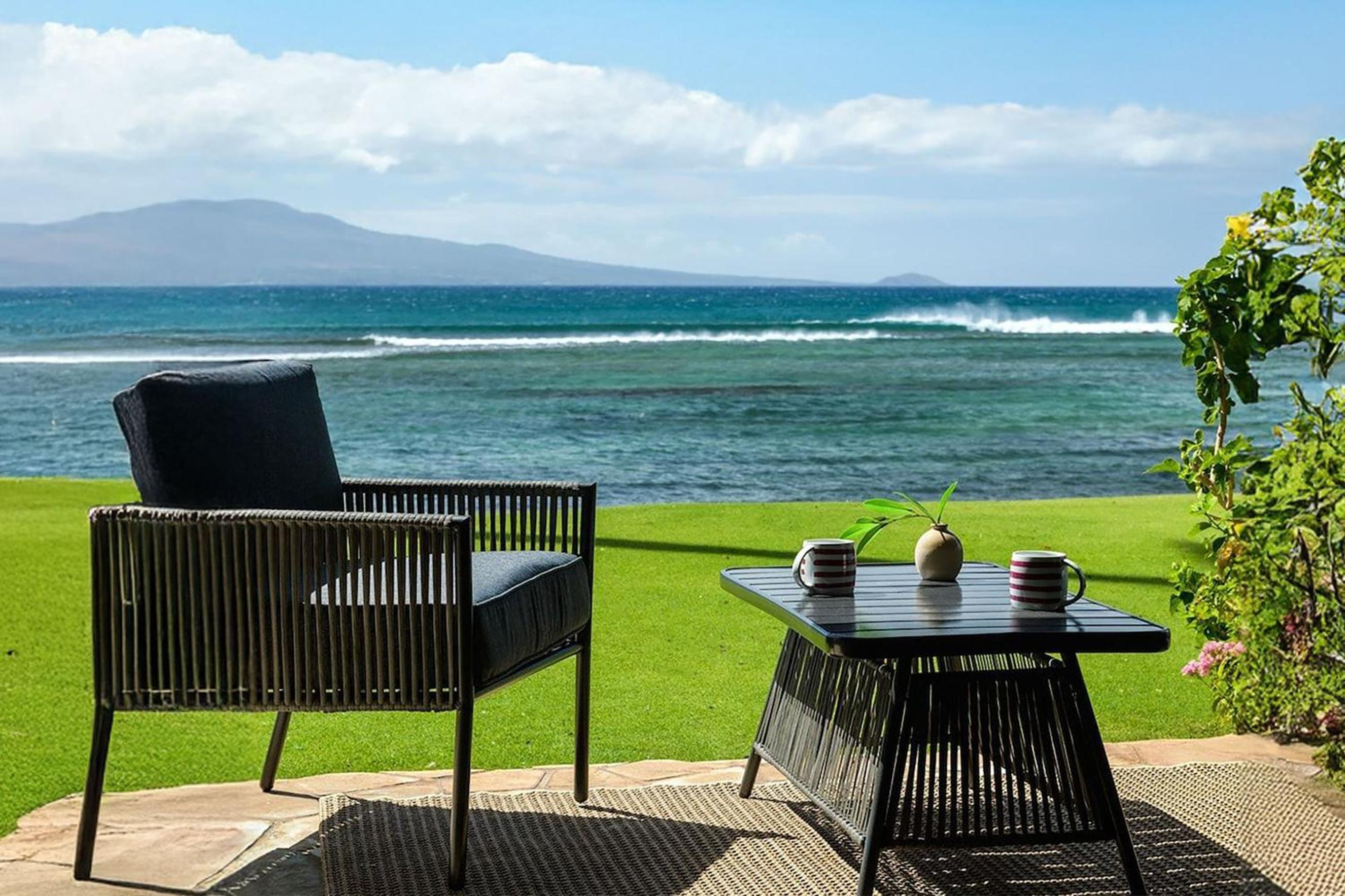 Oceanfront Lauloa 106 - Ground Floor, Modern Renovation, Split-AC, Walk to Beach