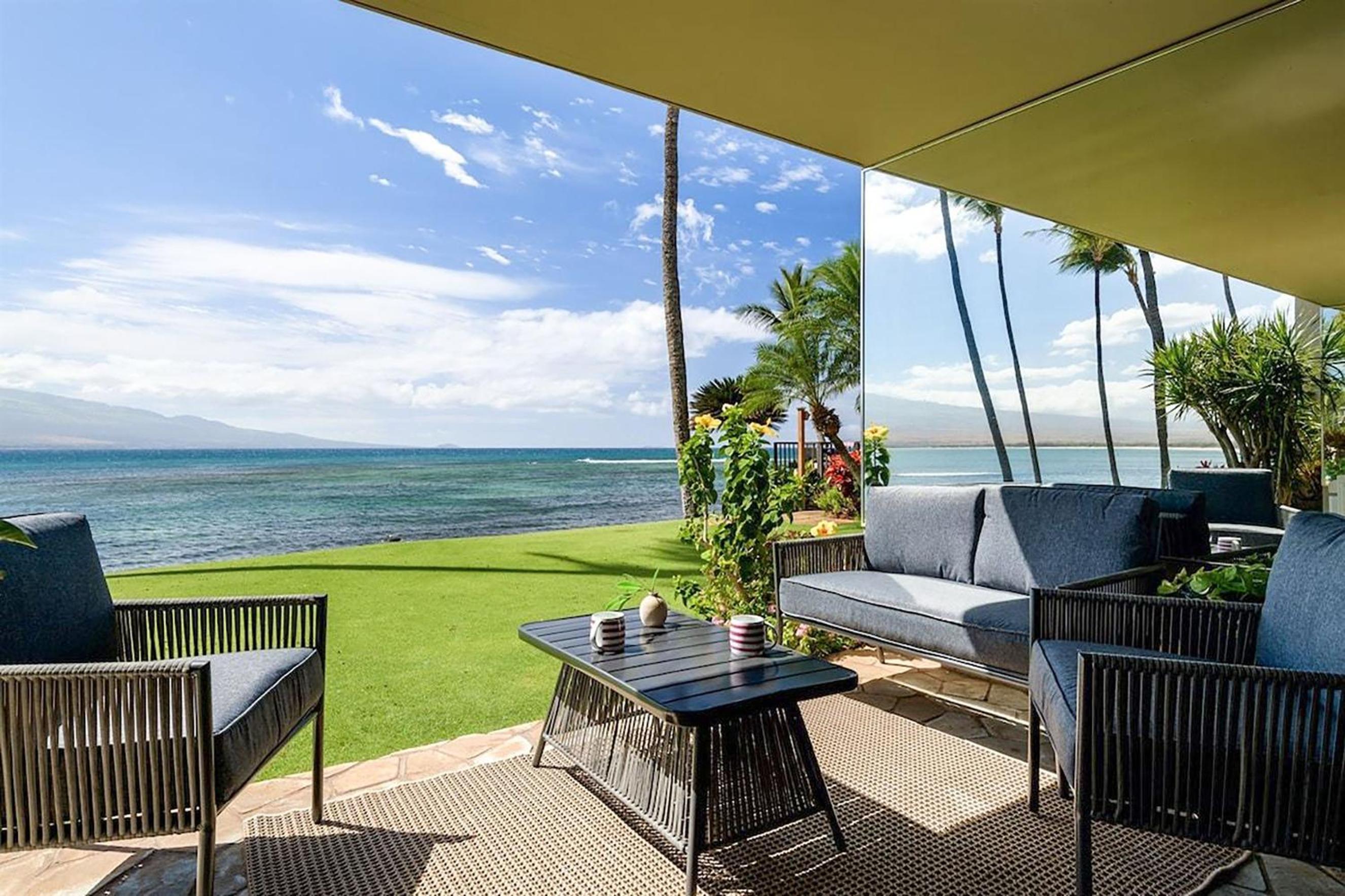 Oceanfront Lauloa 106 - Ground Floor, Modern Renovation, Split-AC, Walk to Beach