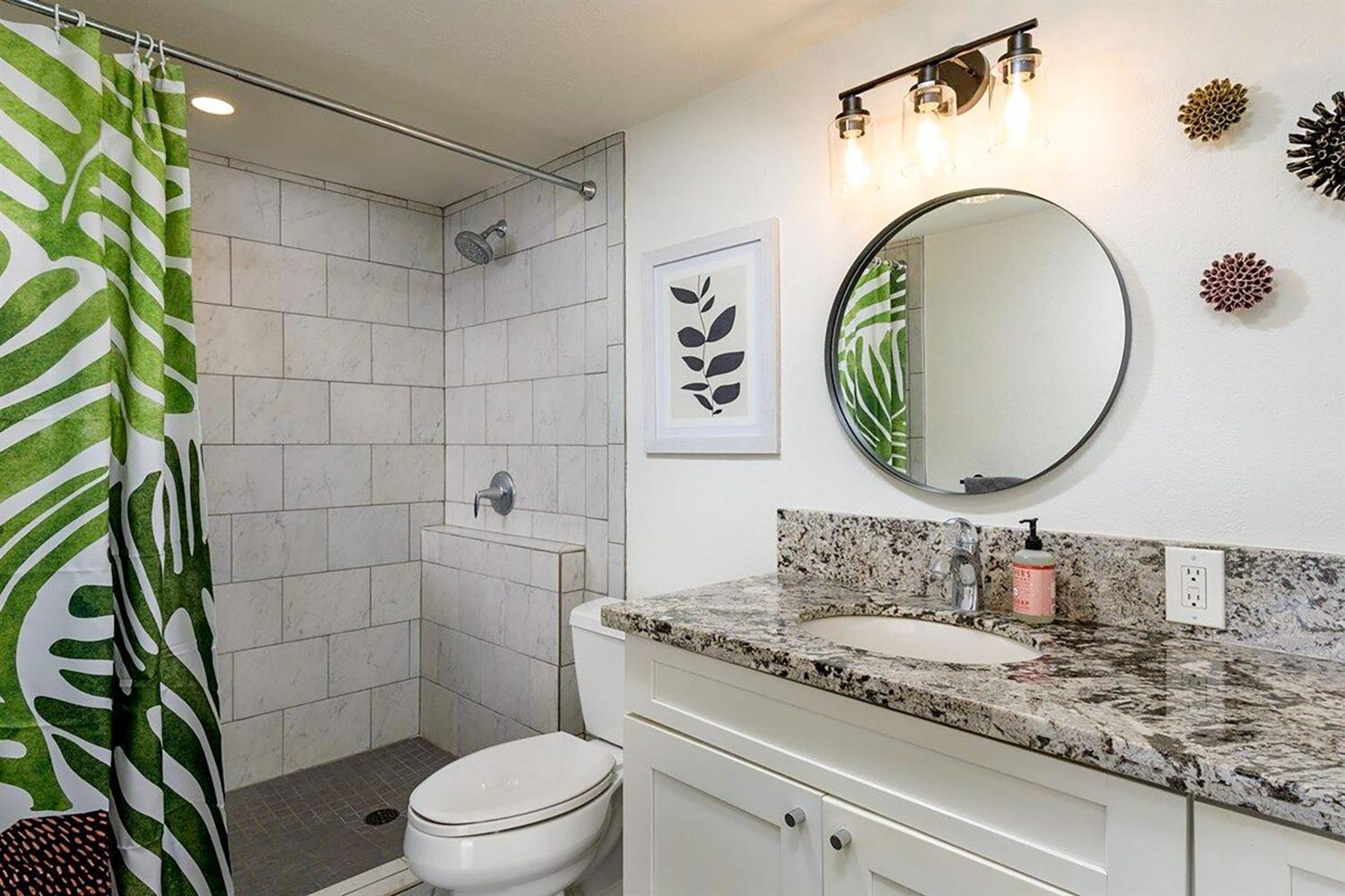Oceanfront Lauloa 106 - Ground Floor, Modern Renovation, Split-AC, Walk to Beach