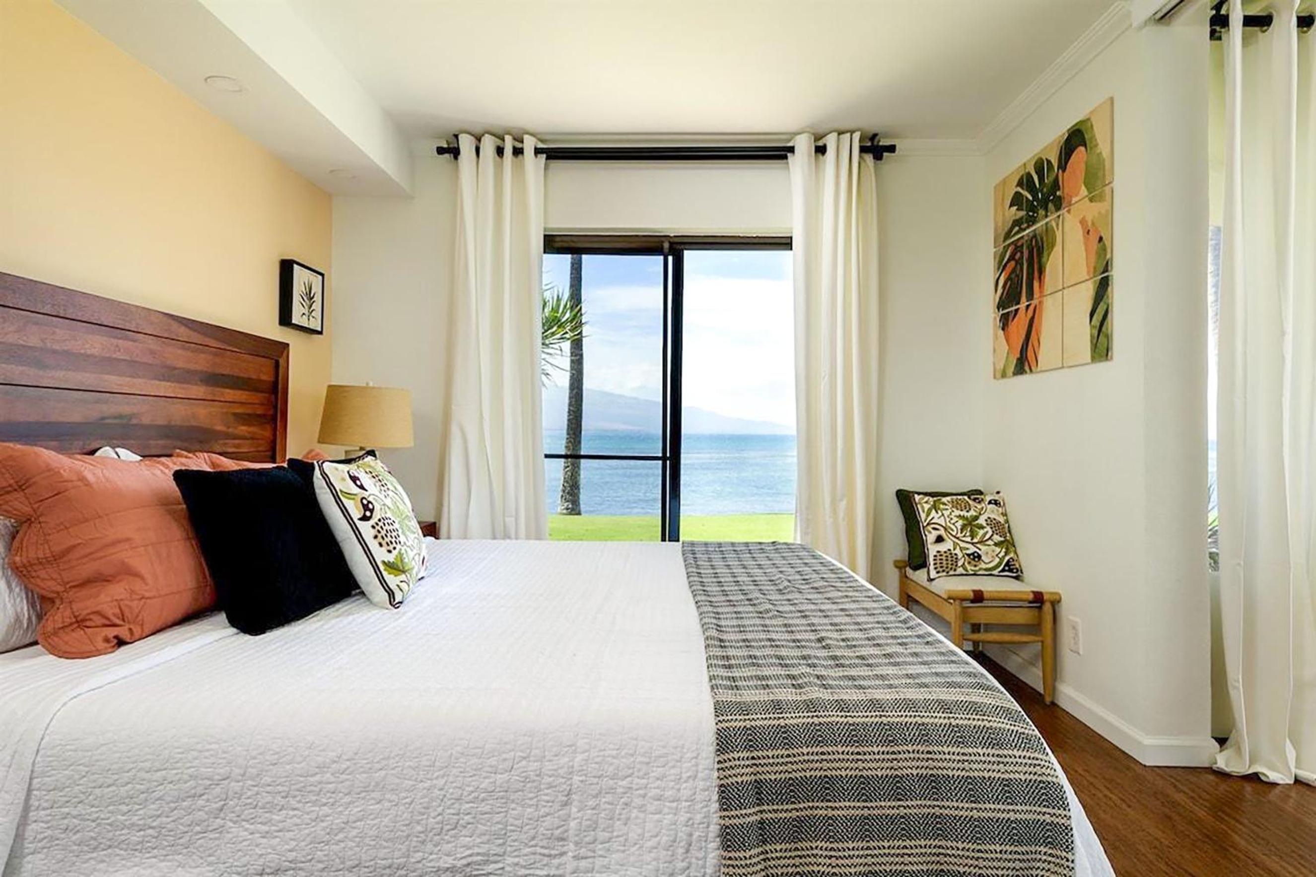 Oceanfront Lauloa 106 - Ground Floor, Modern Renovation, Split-AC, Walk to Beach