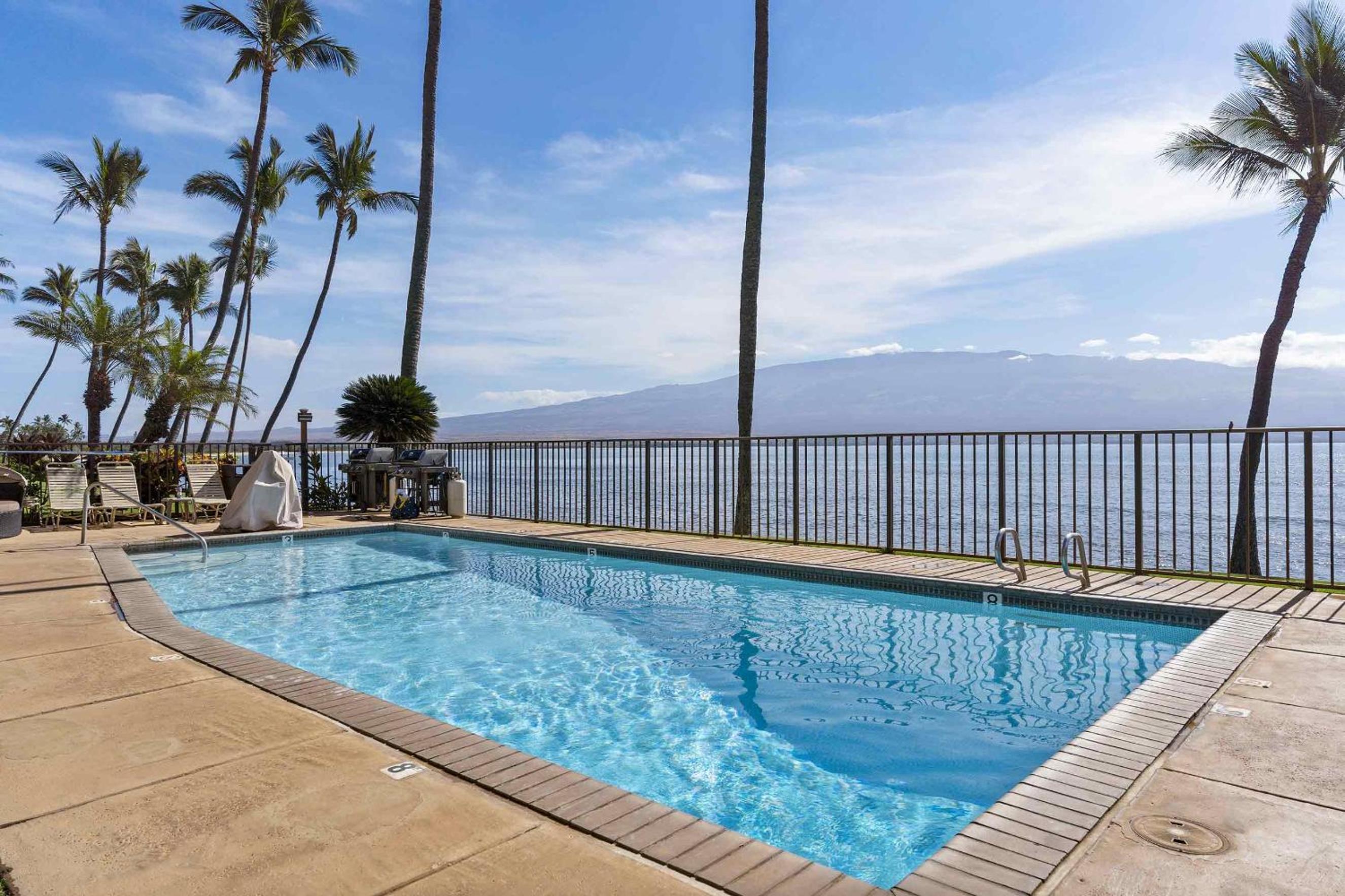 Oceanfront Lauloa 106 - Ground Floor, Modern Renovation, Split-AC, Walk to Beach