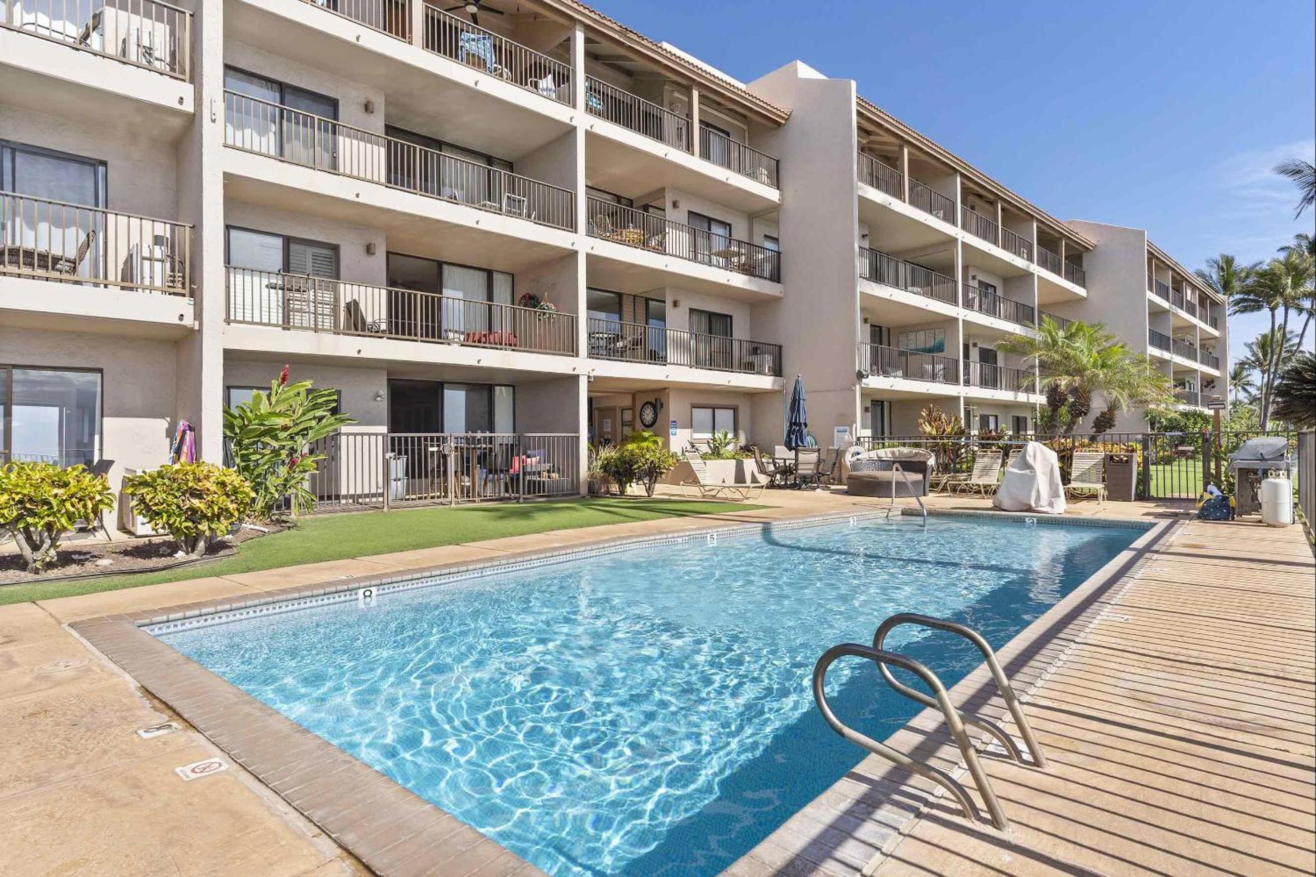 Oceanfront Lauloa 106 - Ground Floor, Modern Renovation, Split-AC, Walk to Beach