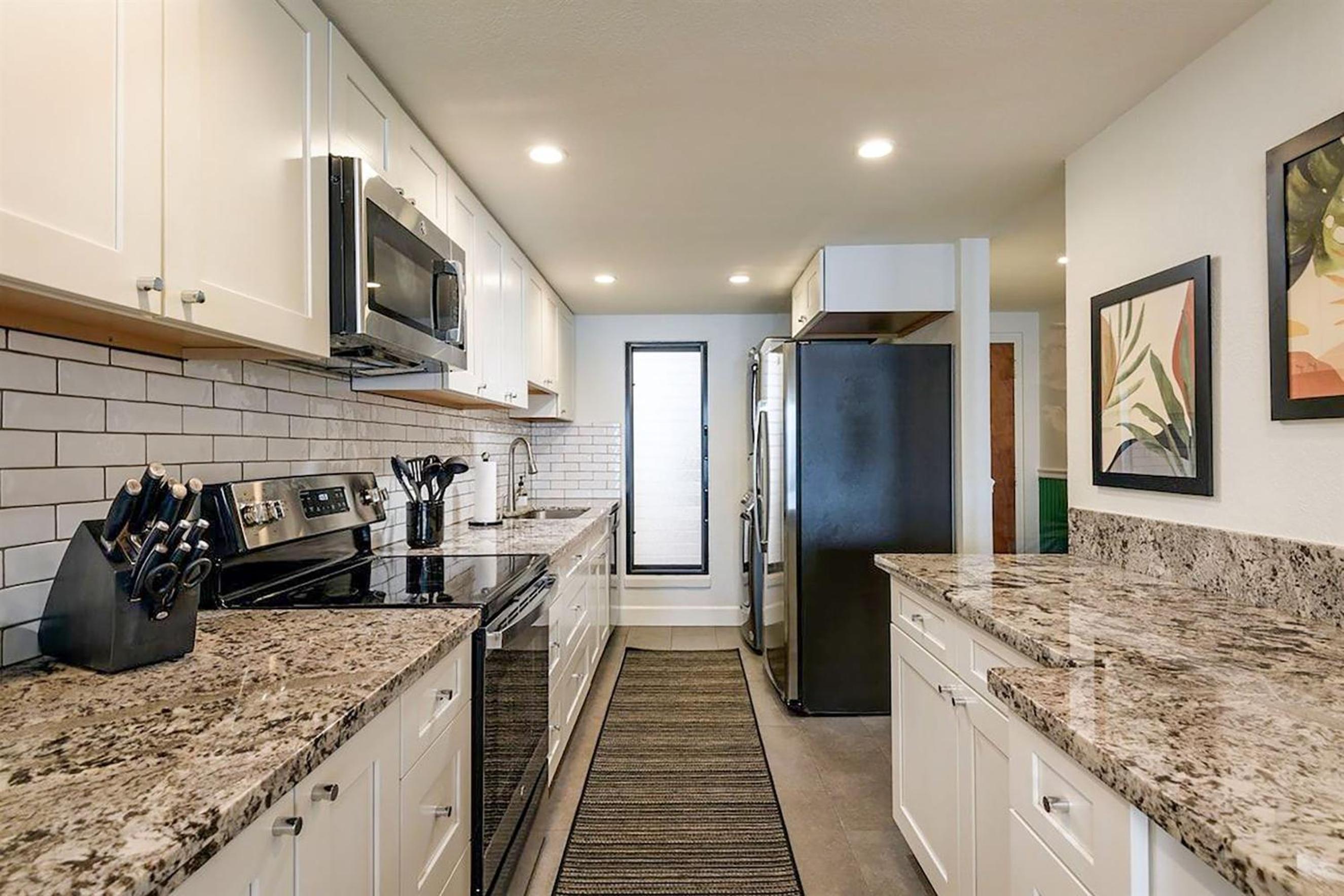Oceanfront Lauloa 106 - Ground Floor, Modern Renovation, Split-AC, Walk to Beach