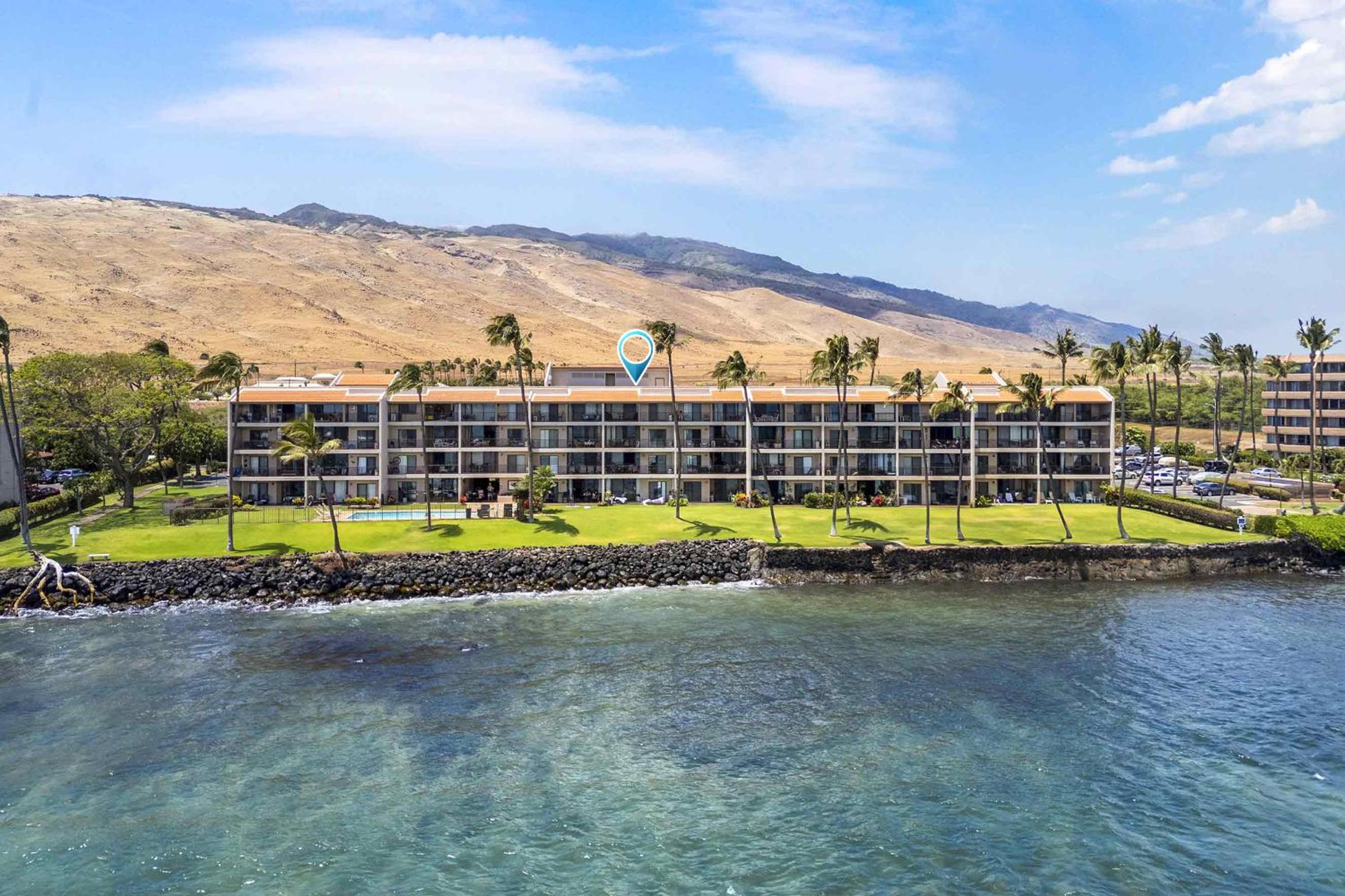 Oceanfront Lauloa 106 - Ground Floor, Modern Renovation, Split-AC, Walk to Beach
