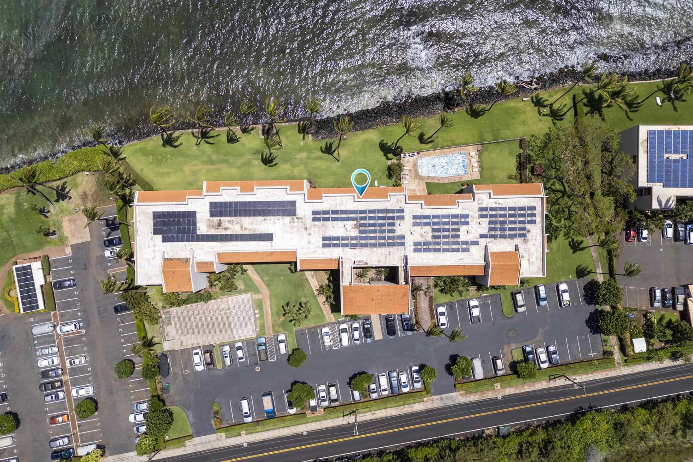 Oceanfront Lauloa 106 - Ground Floor, Modern Renovation, Split-AC, Walk to Beach