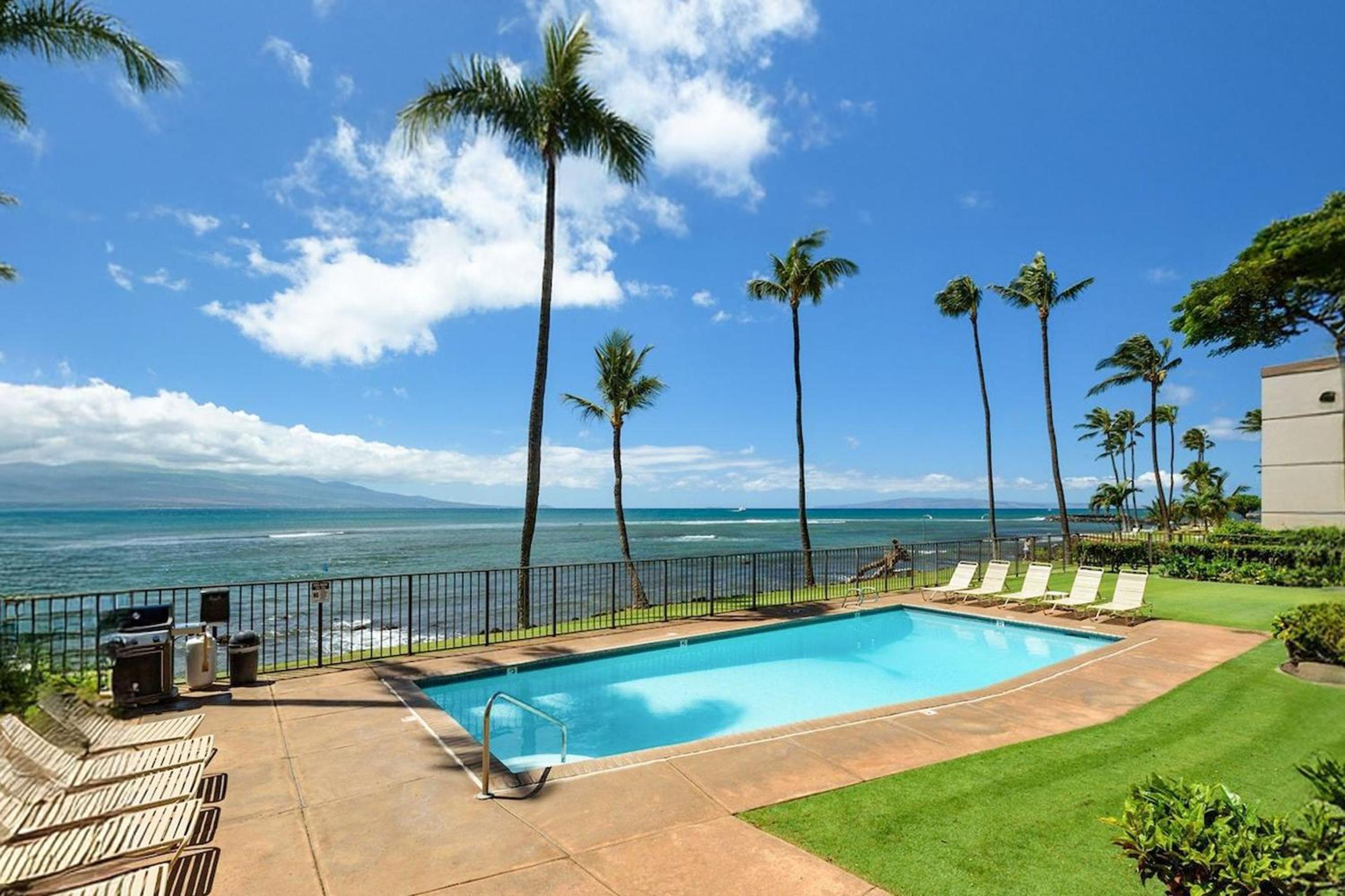 Oceanfront Lauloa 106 - Ground Floor, Modern Renovation, Split-AC, Walk to Beach