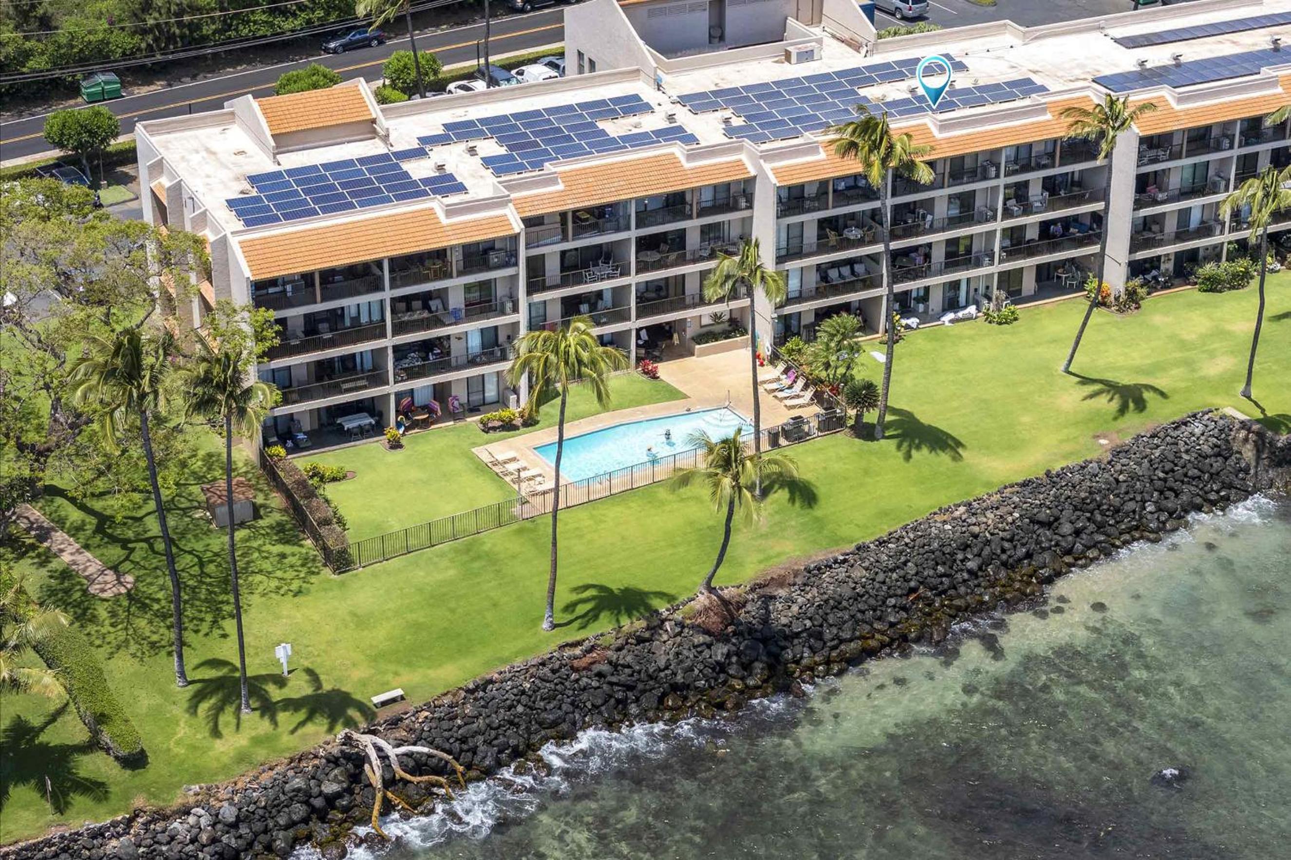 Oceanfront Lauloa 106 - Ground Floor, Modern Renovation, Split-AC, Walk to Beach