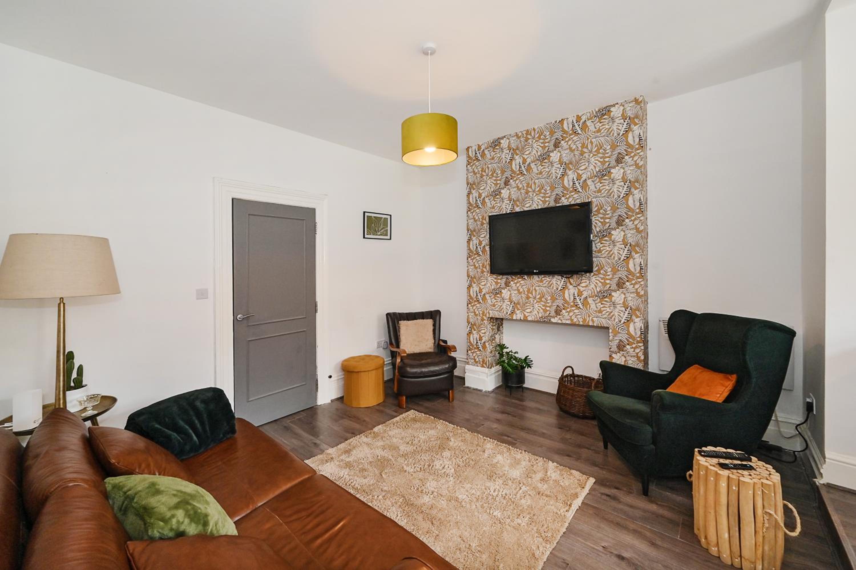 Croydon, victorian garden maisonette, free parking, Gatwick accessible