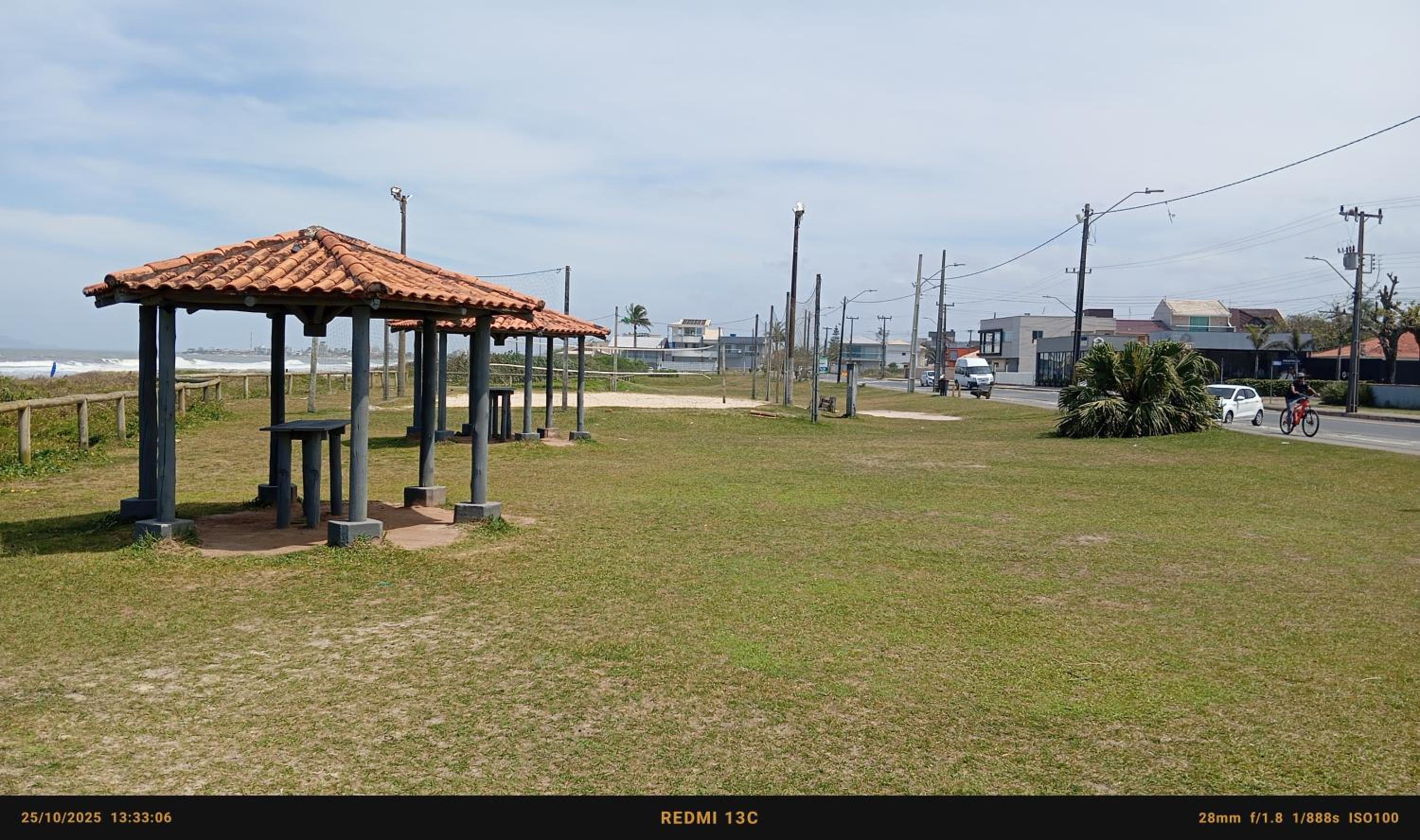 aconchegante com piscina e churrasqueira, pertinho da praia