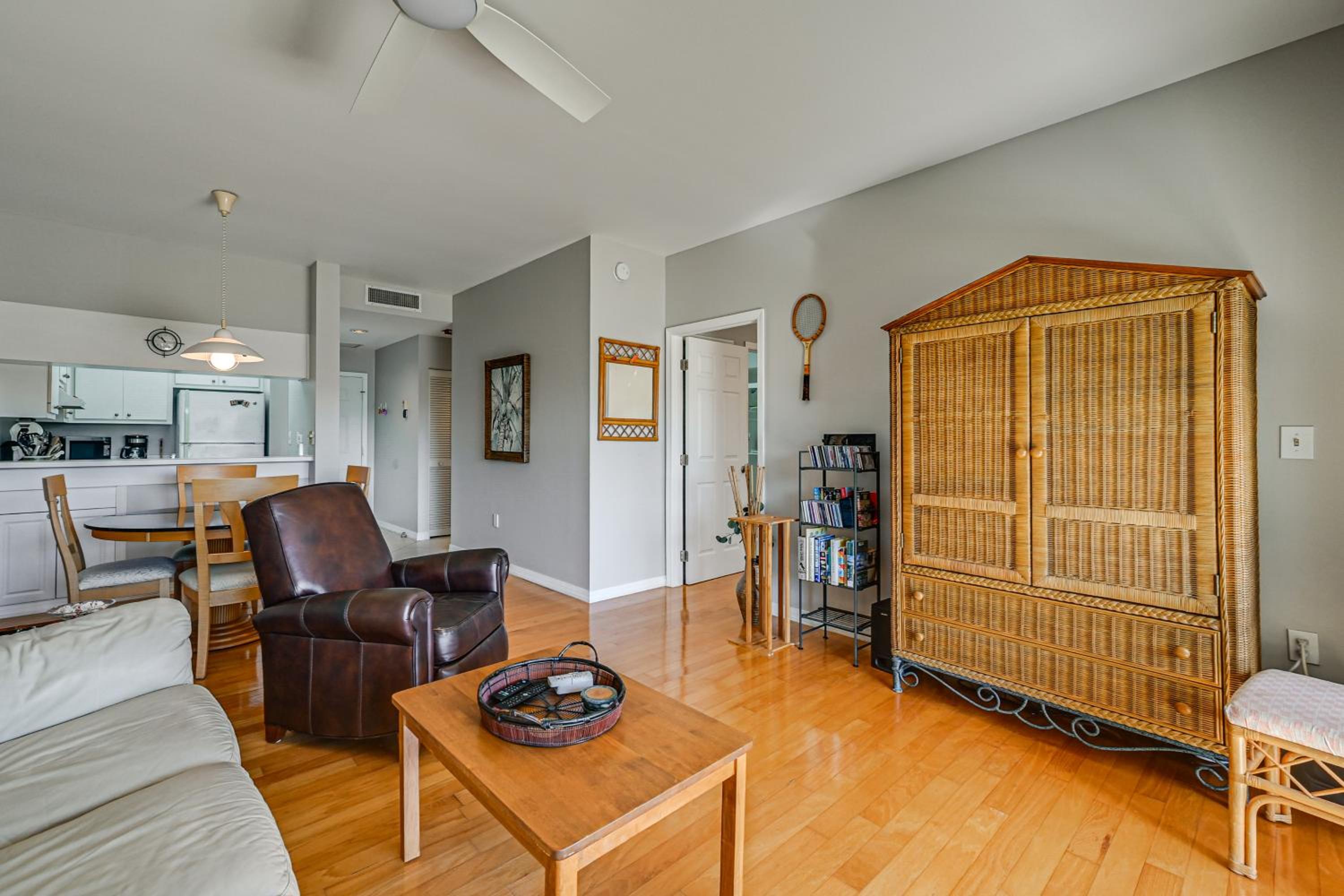 Condo with Pool! 6 Mi to Beach and Dtwn Naples
