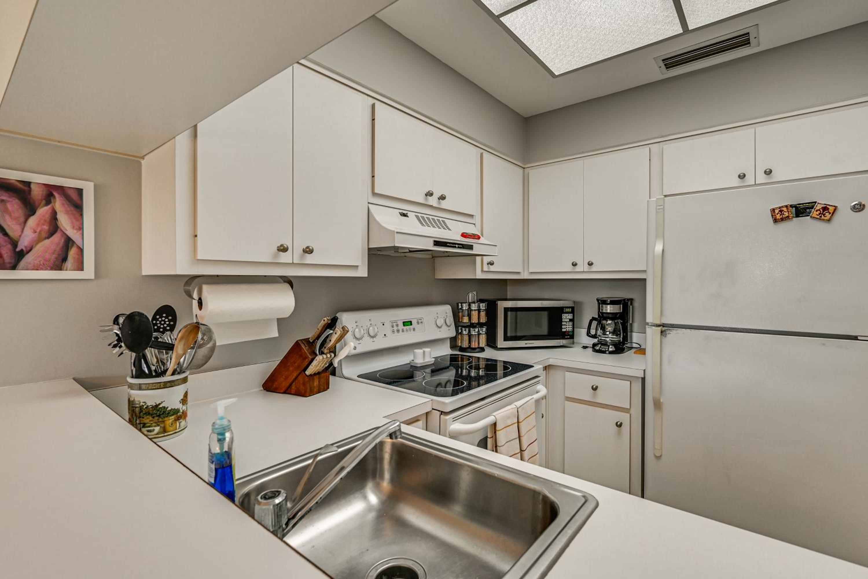 Condo with Pool! 6 Mi to Beach and Dtwn Naples